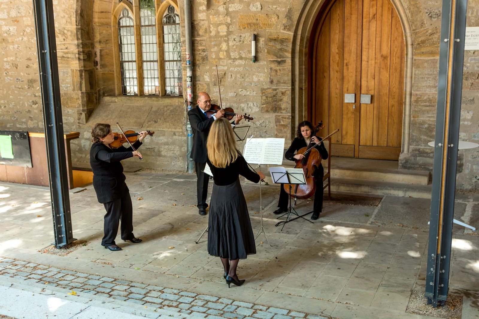 Streichermusik beim Empfang – Hochzeitsreportage von Steffen und Theresa