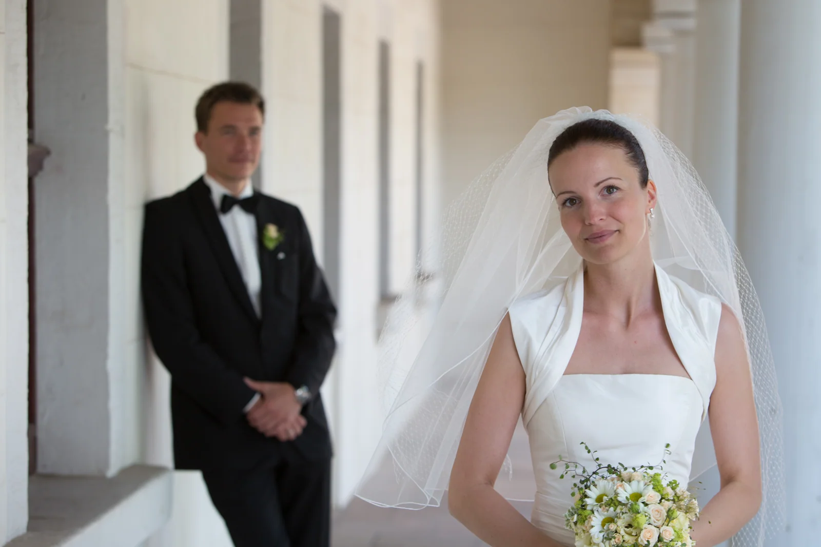 Theresa und Steffen zwischen den Säulen – Hochzeitsreportage von Steffen und Theresa