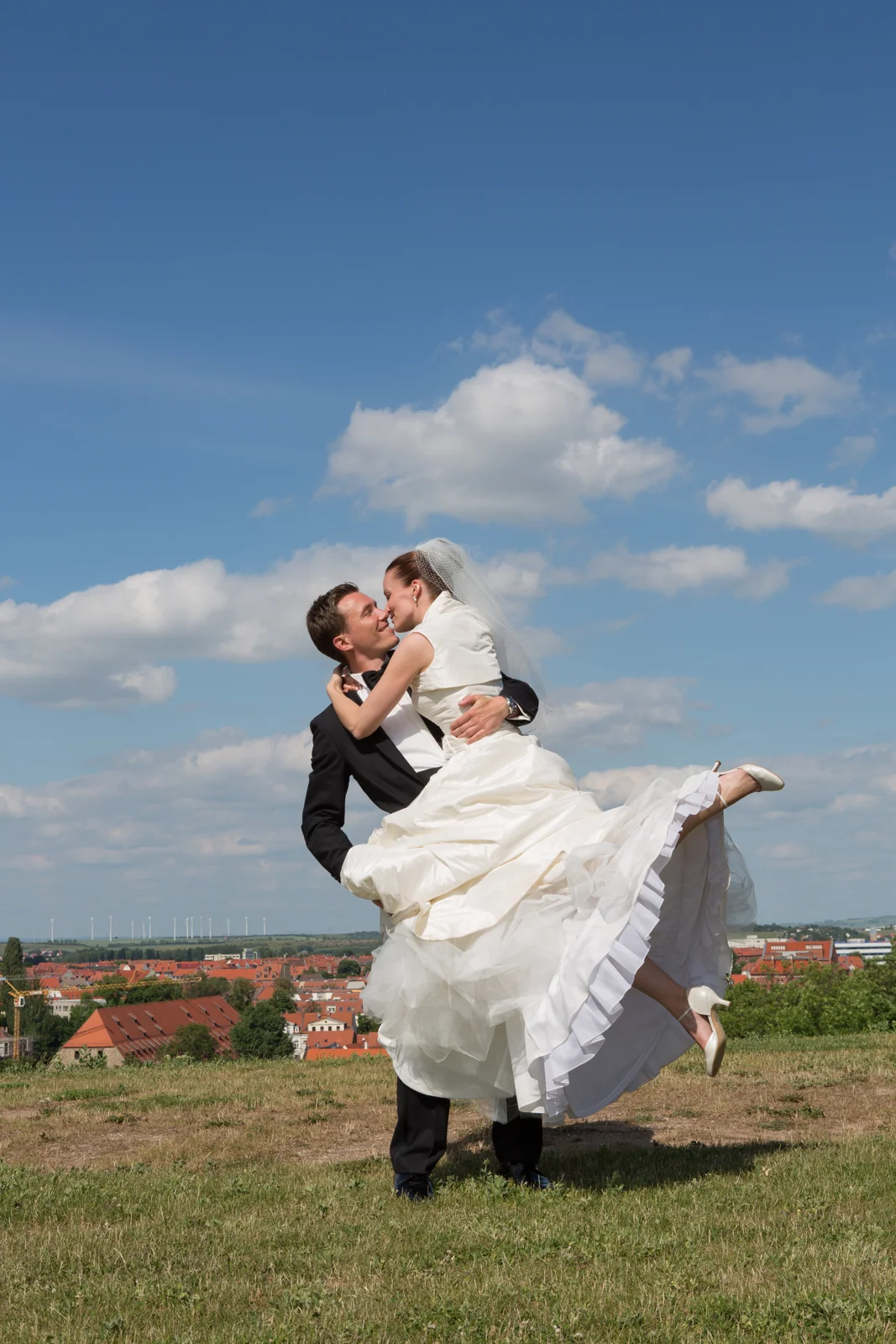 Steffen hebt Theresa in die Luft – Hochzeitsreportage von Steffen und Theresa