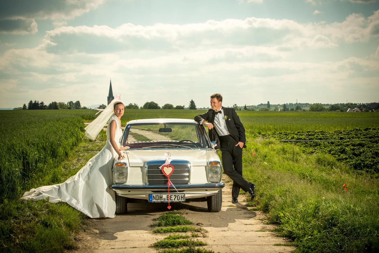 Theresa und Steffen mit ihrem Hochzeitsauto – Hochzeitsreportage von Steffen und Theresa