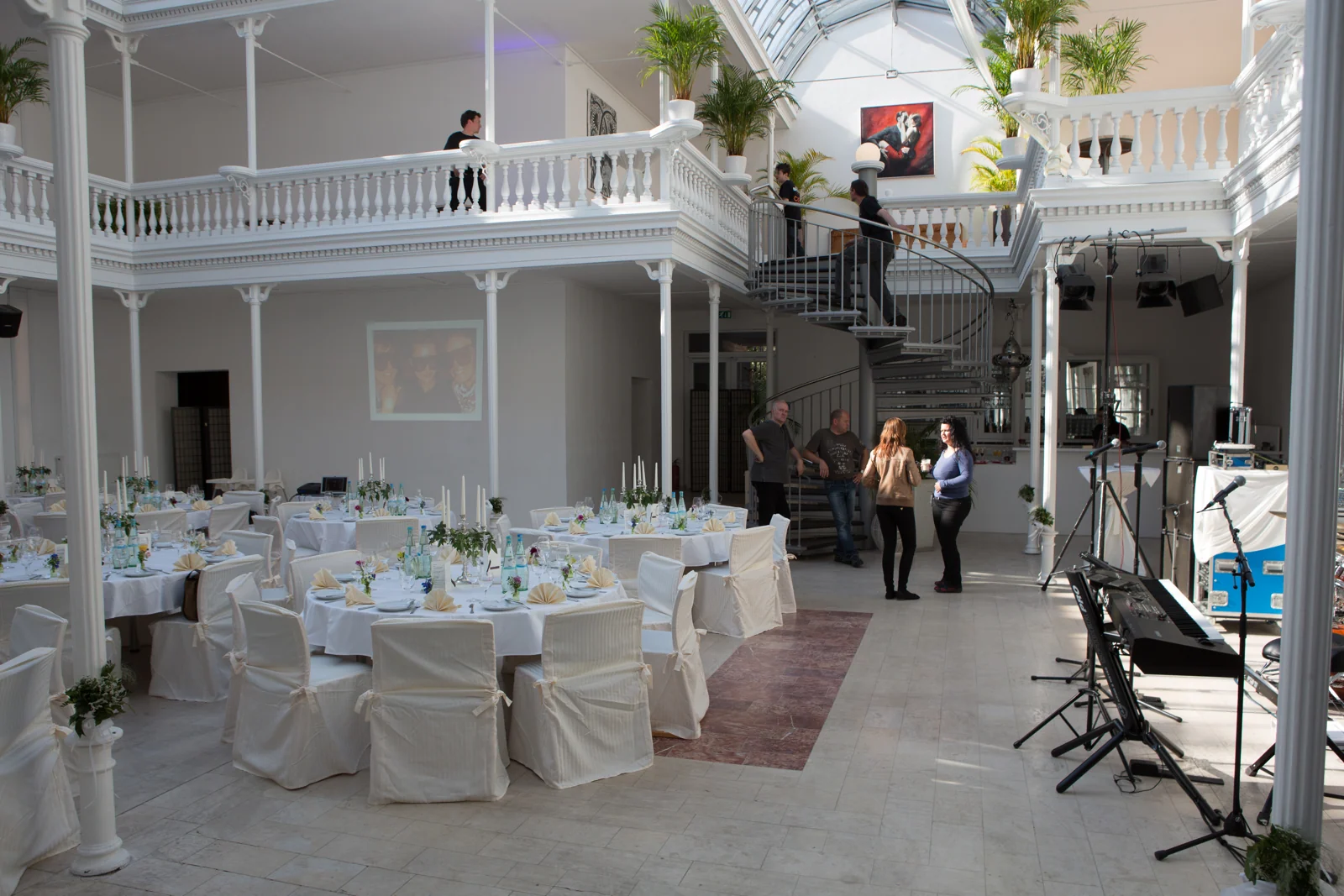 Festlich gedeckte Tische im Palmenhaus – Hochzeitsreportage von Steffen und Theresa