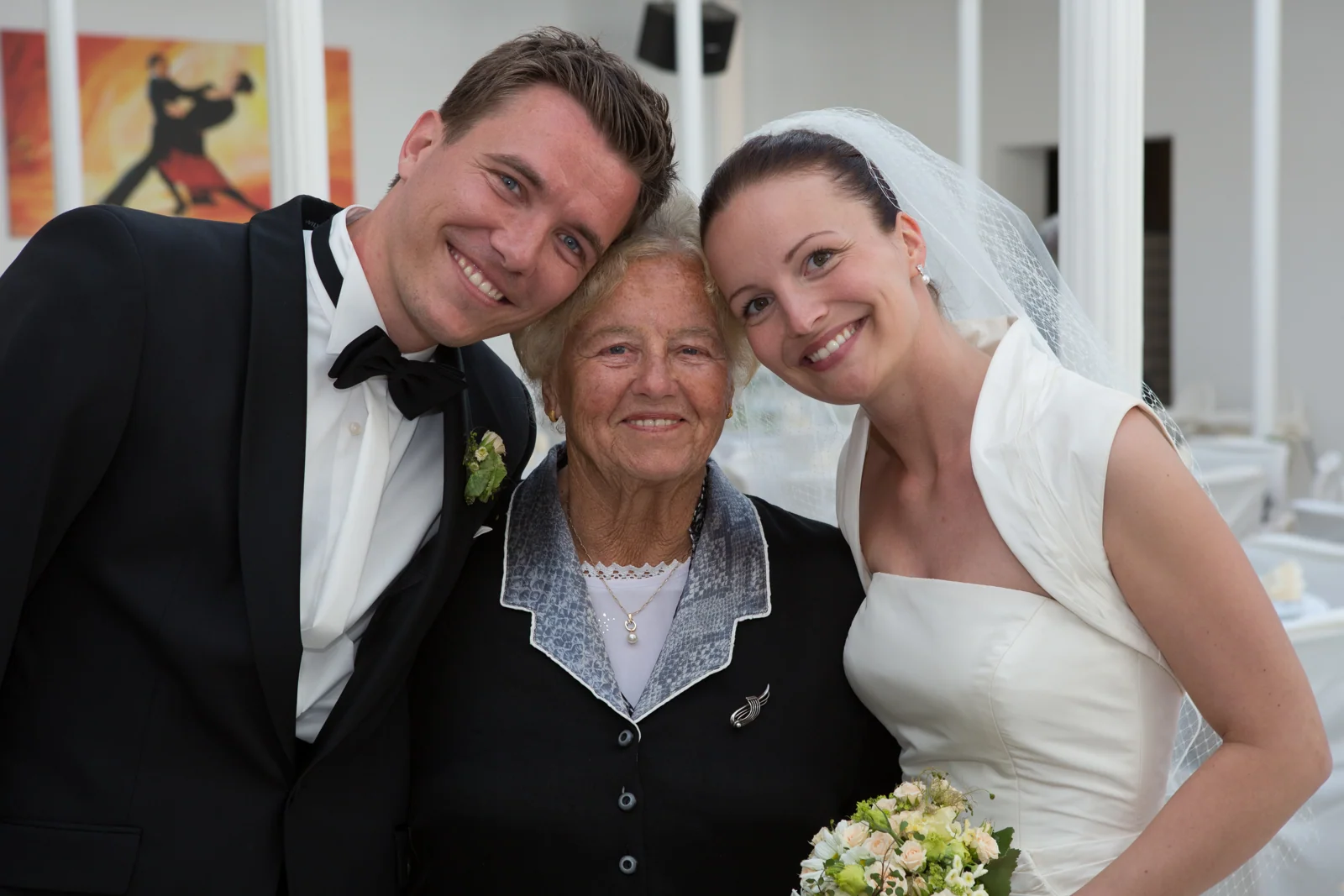 Ein herzliches Erinnerungsfoto mit der Oma – Hochzeitsreportage von Steffen und Theresa