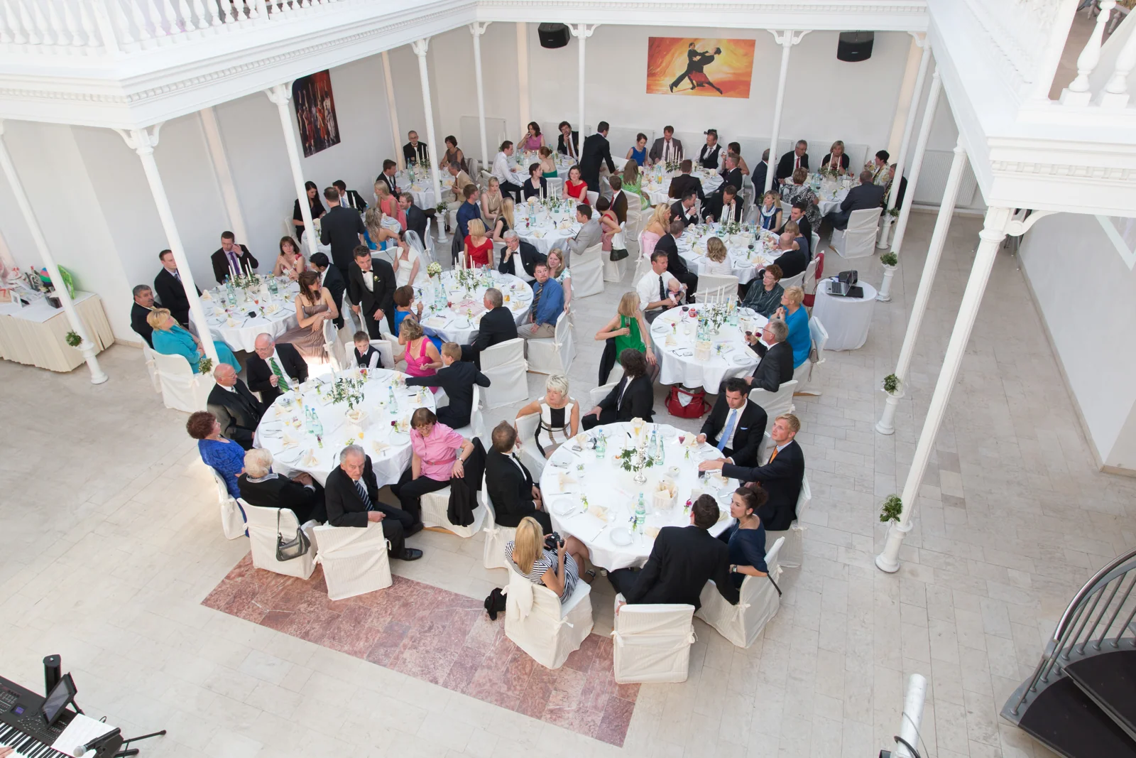 Die Hochzeitsgesellschaft im Palmenhaus von oben – Hochzeitsreportage von Steffen und Theresa
