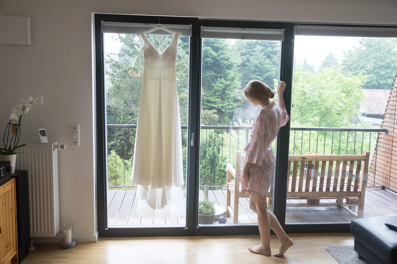 Hannah vor dem Brautkleid zu Hause in Rellingen – Hochzeit von Hannah und Martin in Rellingen und Wedel