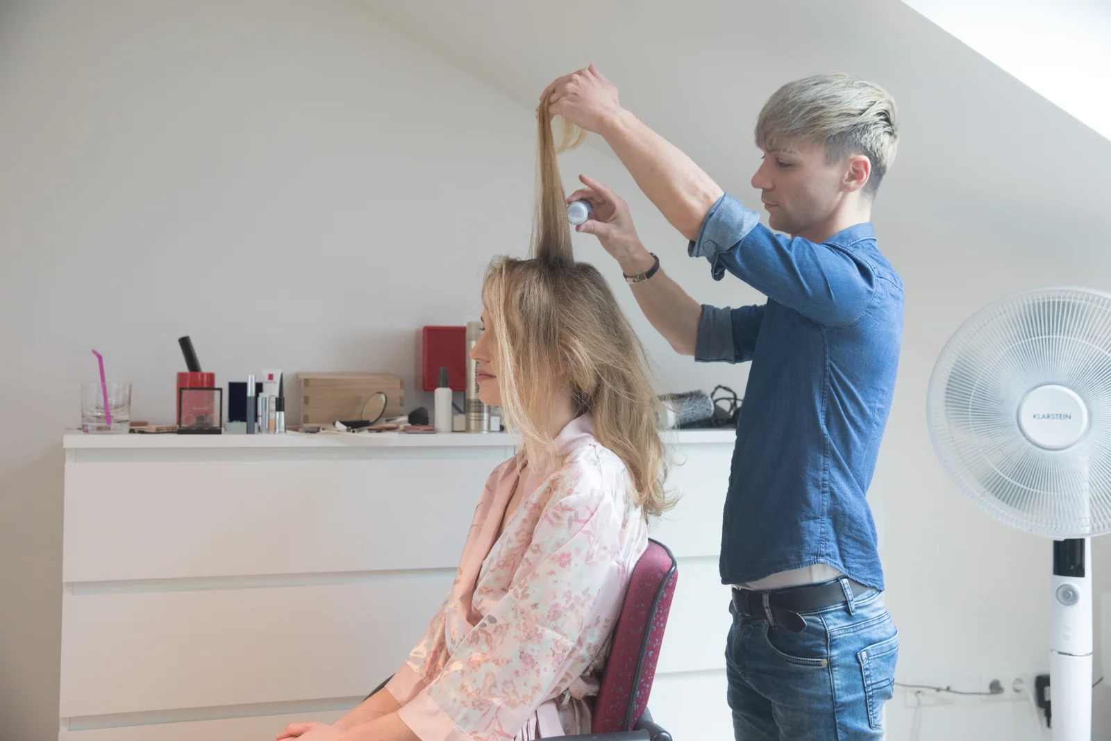 Die Brautfrisur entsteht – Hochzeit von Hannah und Martin in Rellingen und Wedel