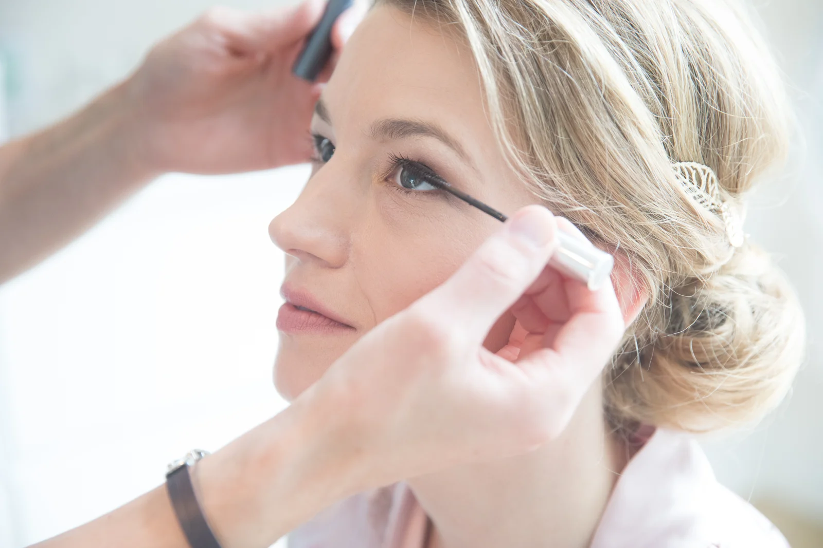 Die letzten Handgriffe beim Make-up – Hochzeit von Hannah und Martin in Rellingen und Wedel