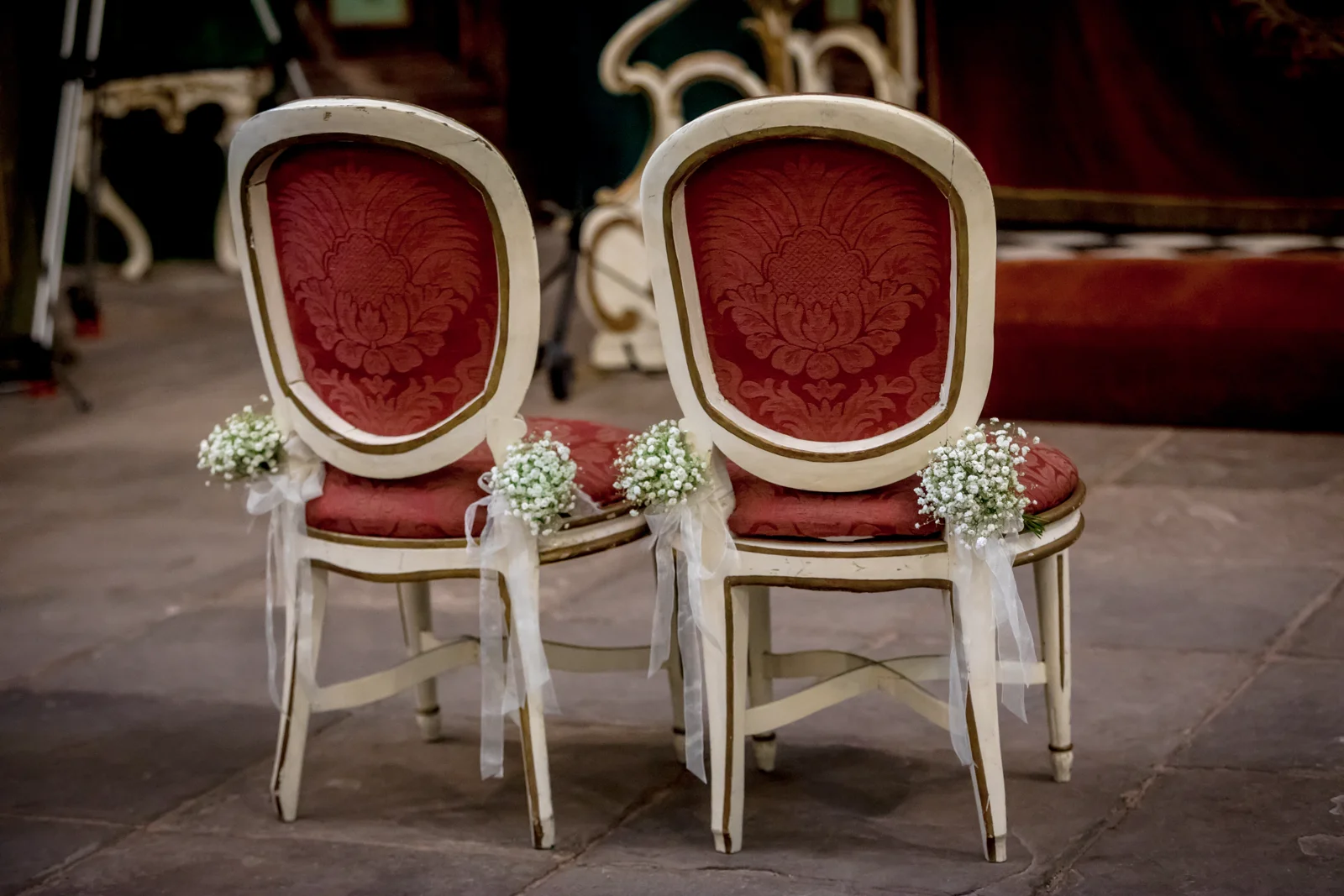 Die Stühle des Brautpaares in der Rellinger Kirche – Hochzeit von Hannah und Martin in Rellingen und Wedel