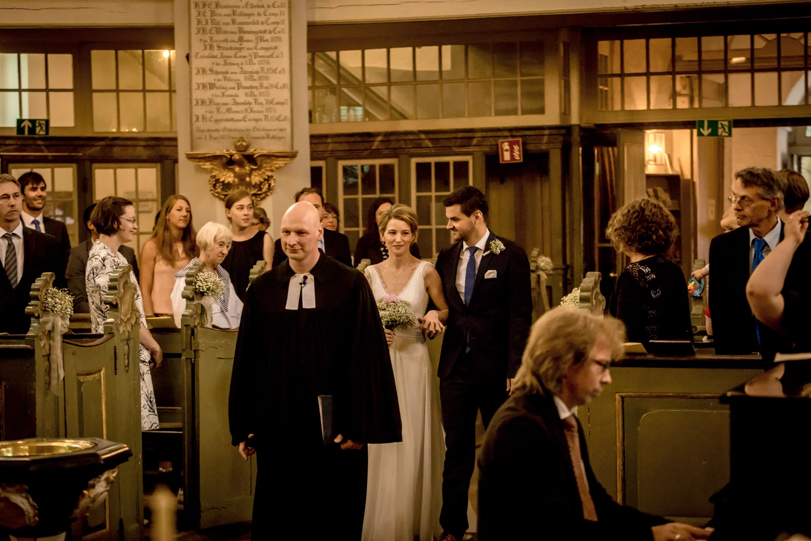 Einzug in die Rellinger Kirche – Hochzeit von Hannah und Martin in Rellingen und Wedel