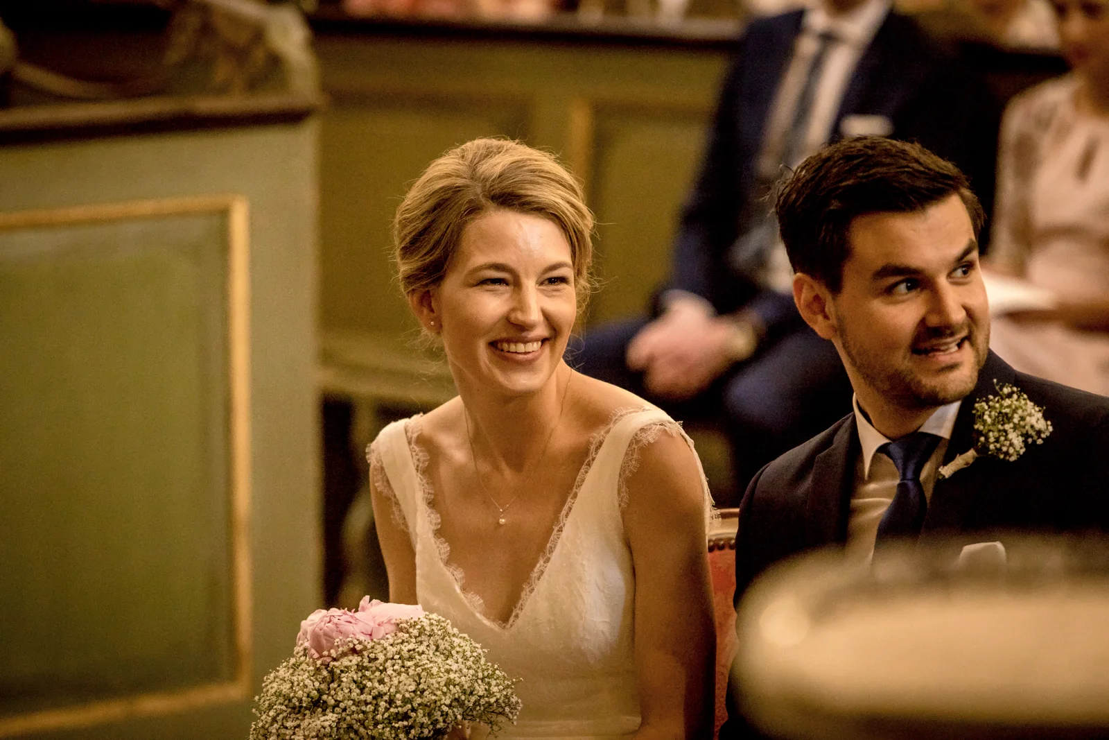 Ein Lächeln während der Trauung – Hochzeit von Hannah und Martin in Rellingen und Wedel
