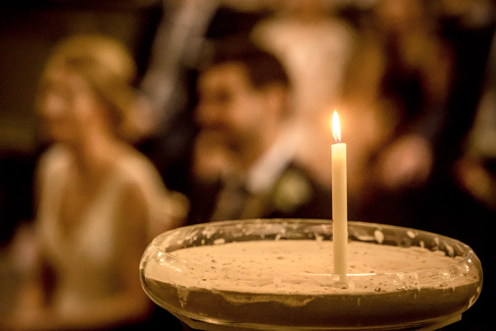 Kerzenlicht während der Zeremonie – Hochzeit von Hannah und Martin in Rellingen und Wedel