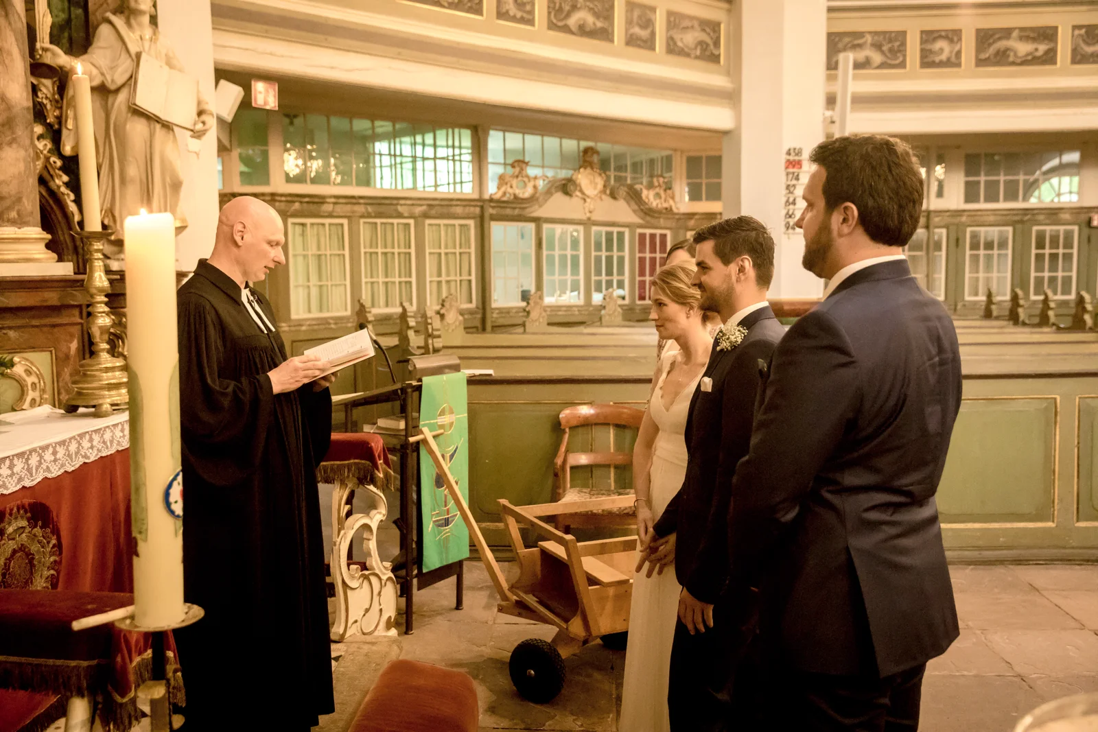 Vor dem Altar der Rellinger Kirche – Hochzeit von Hannah und Martin in Rellingen und Wedel