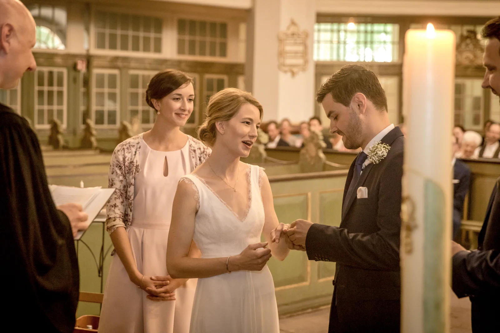 Martin steckt Hannah den Ehering an – Hochzeit von Hannah und Martin in Rellingen und Wedel