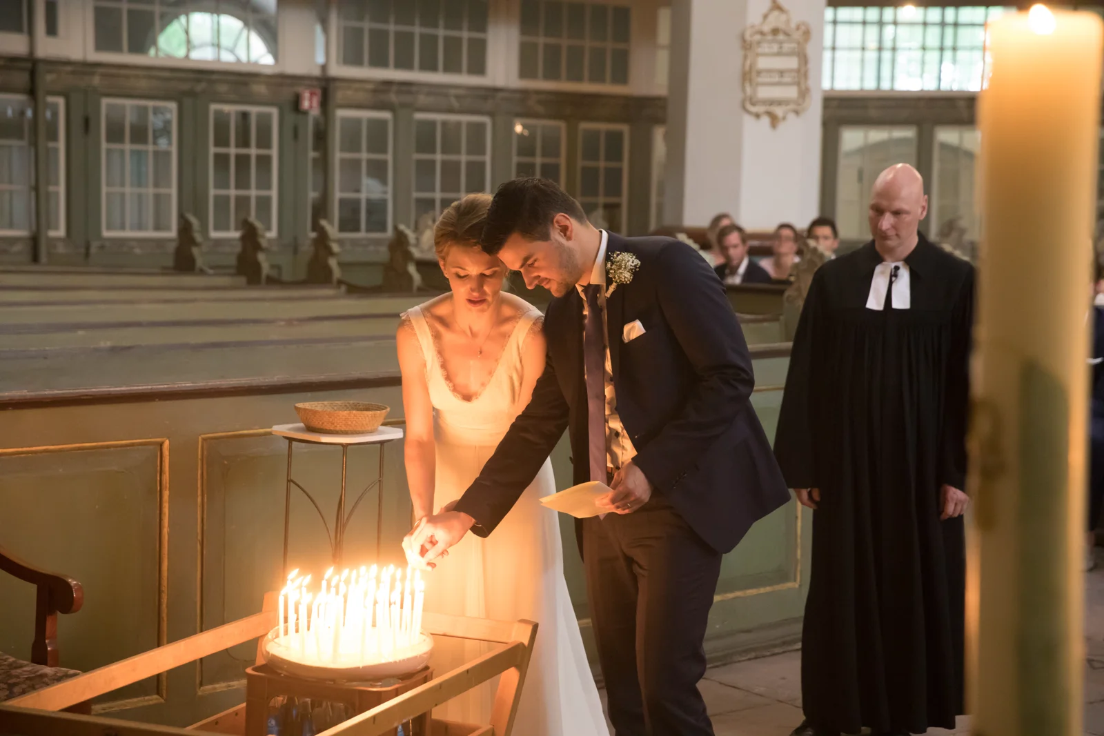 Hannah und Martin zünden Kerzen an – Hochzeit von Hannah und Martin in Rellingen und Wedel