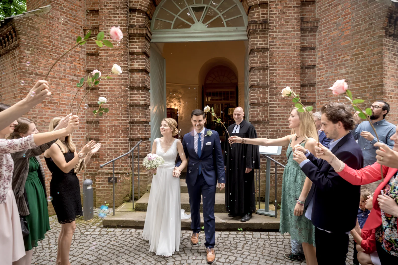 Auszug aus der Kirche – Hochzeit von Hannah und Martin in Rellingen und Wedel