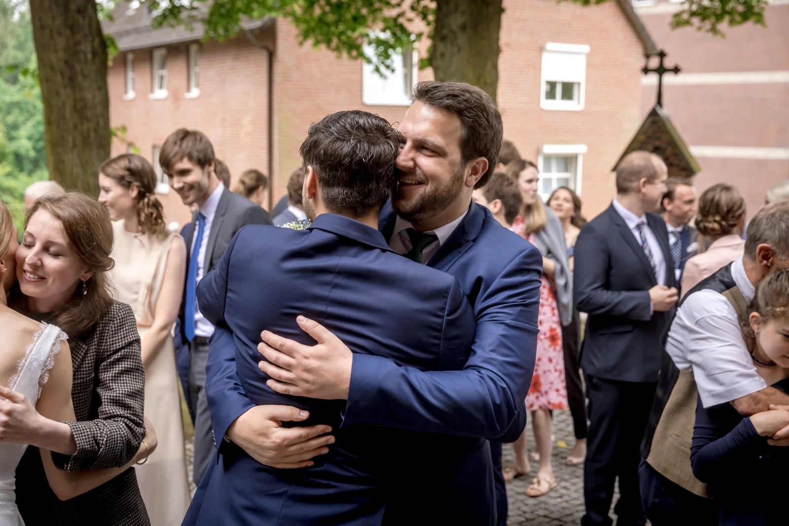 Eine herzliche Umarmung für Martin – Hochzeit von Hannah und Martin in Rellingen und Wedel