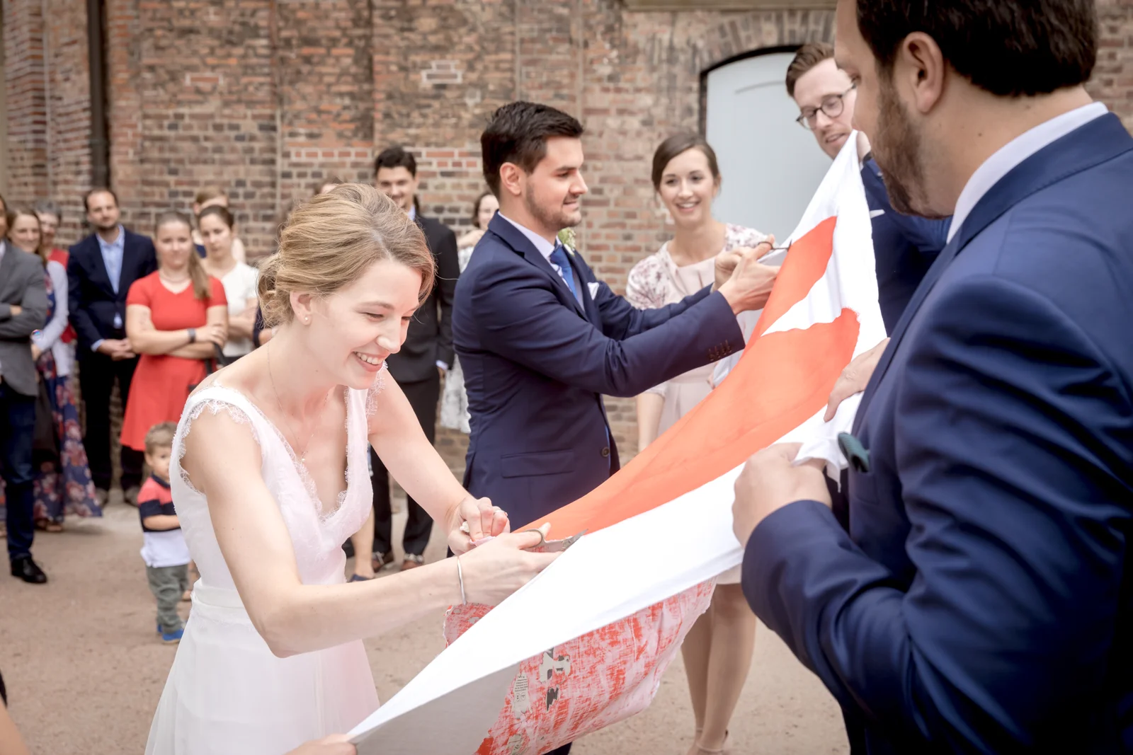 Gemeinsam das Herz ausschneiden – Hochzeit von Hannah und Martin in Rellingen und Wedel