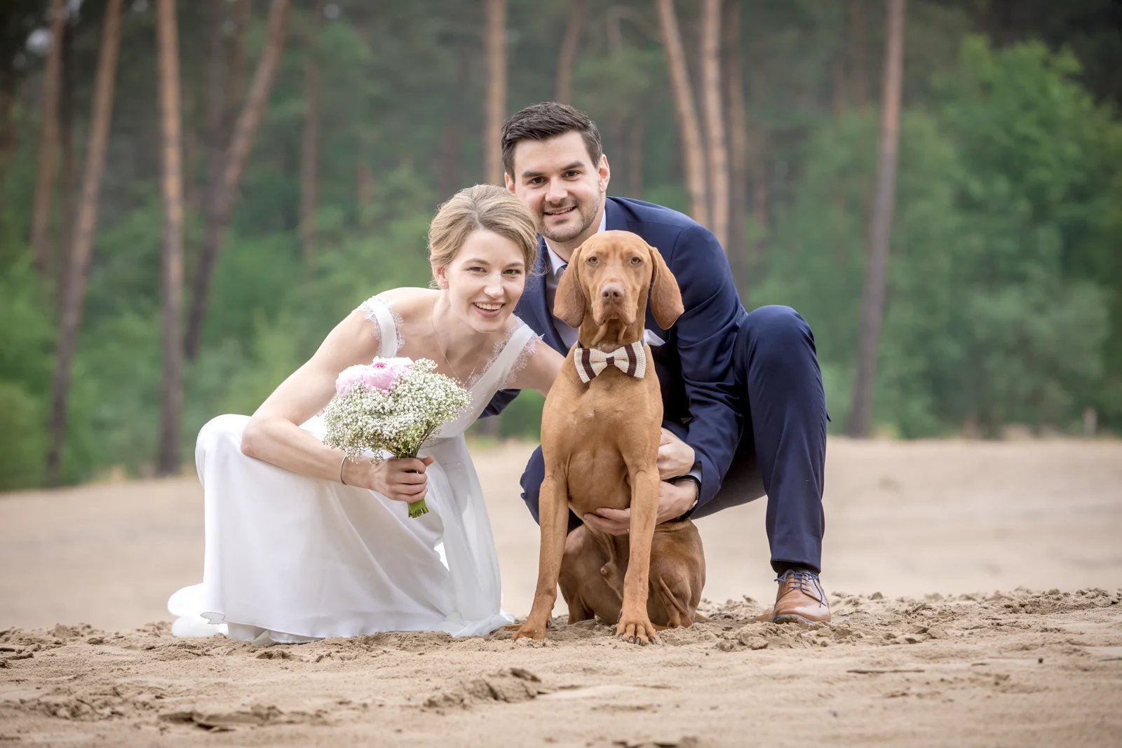 Hannah und Martin mit ihrem vierbeinigen Begleiter – Hochzeit von Hannah und Martin in Rellingen und Wedel