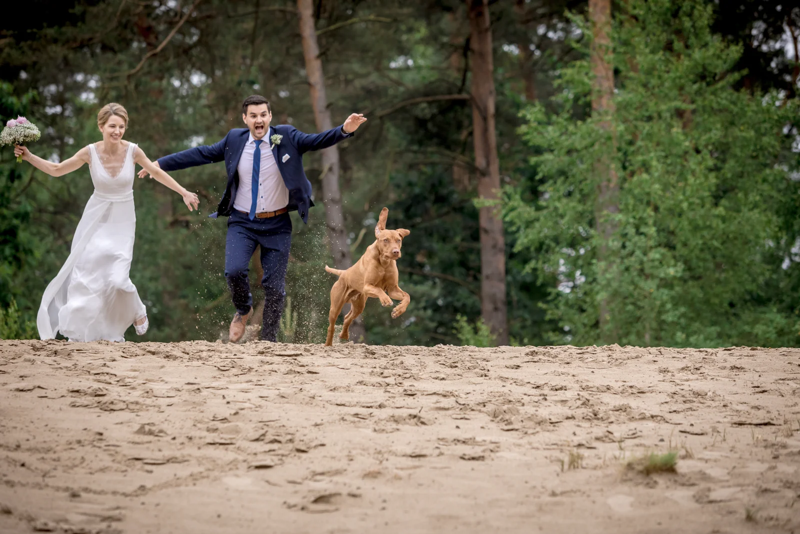 Ein ausgelassener Moment beim Paarshooting – Hochzeit von Hannah und Martin in Rellingen und Wedel