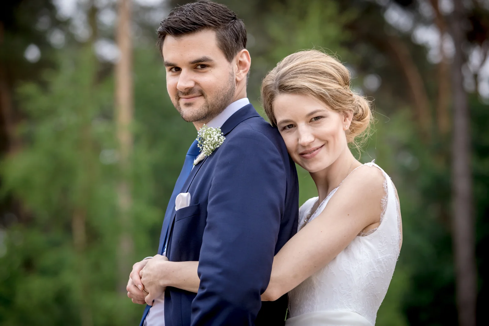 Hannah lehnt sich an Martin – Hochzeit von Hannah und Martin in Rellingen und Wedel