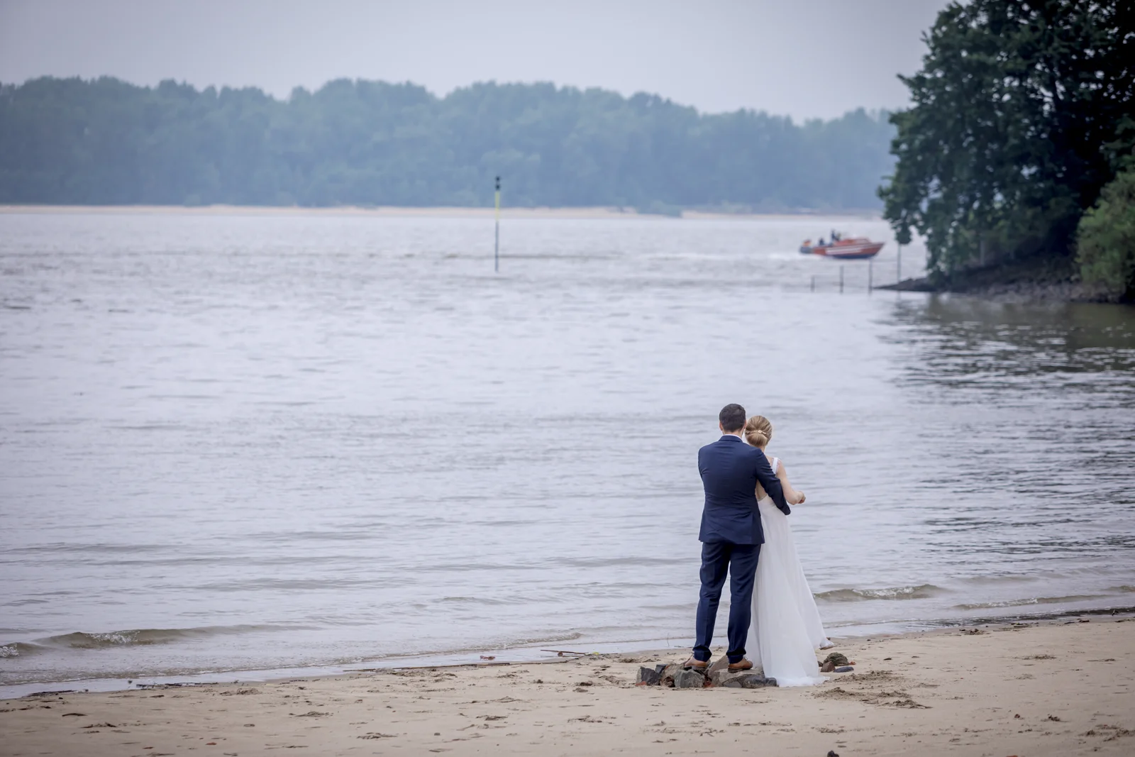 Zu zweit am Elbufer in Wedel – Hochzeit von Hannah und Martin in Rellingen und Wedel