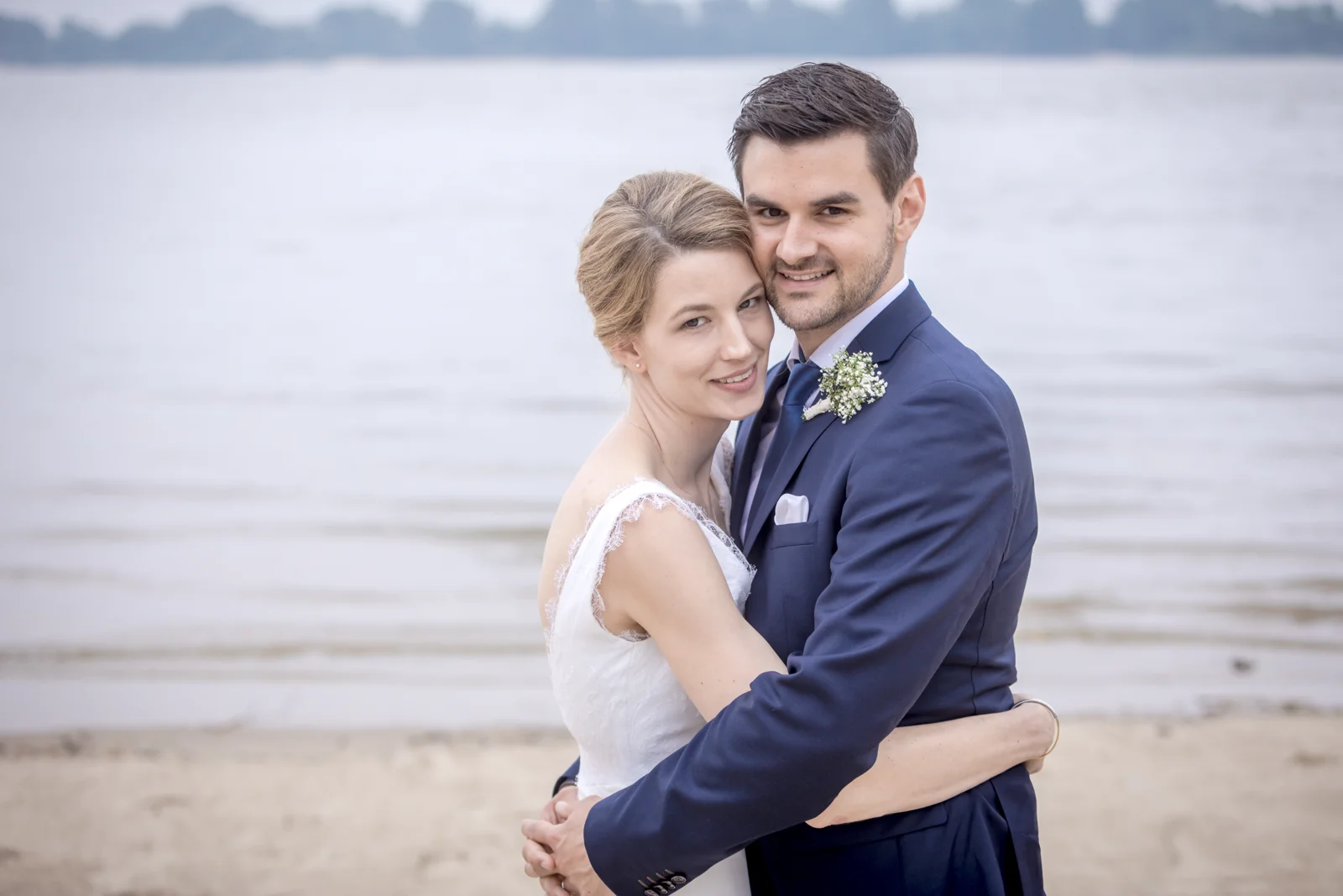 Hannah und Martin am Strand – Hochzeit von Hannah und Martin in Rellingen und Wedel