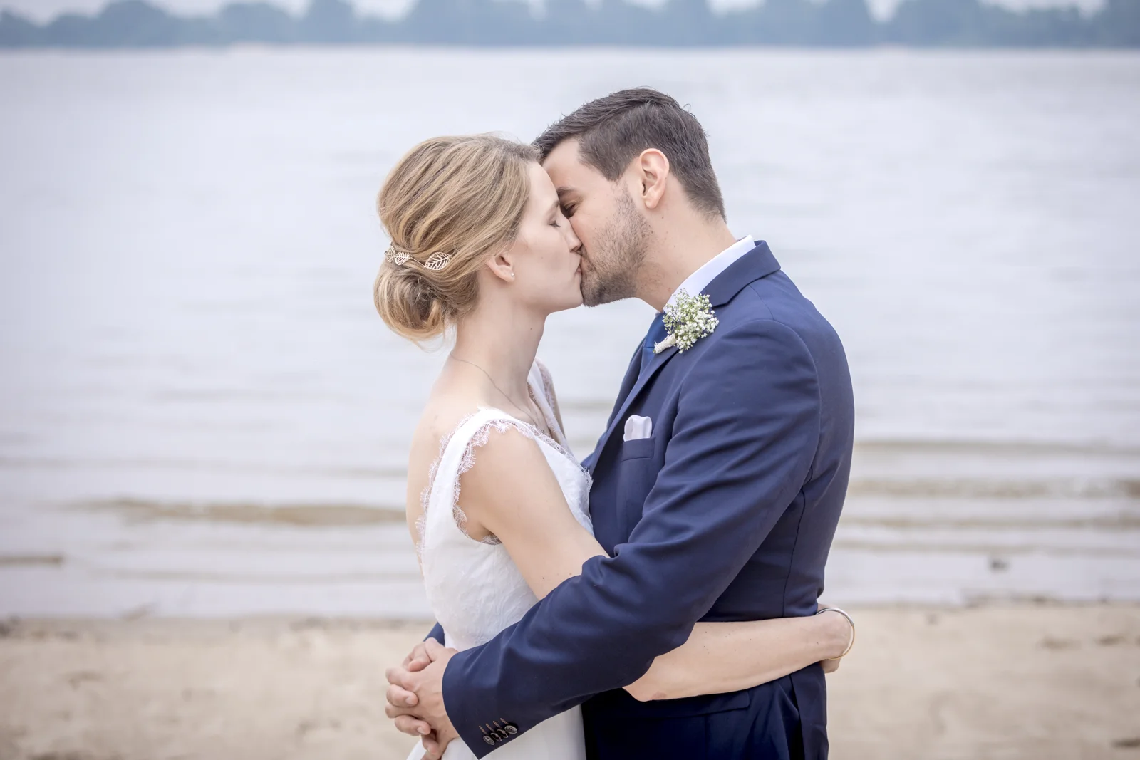 Ein Kuss am Elbufer – Hochzeit von Hannah und Martin in Rellingen und Wedel
