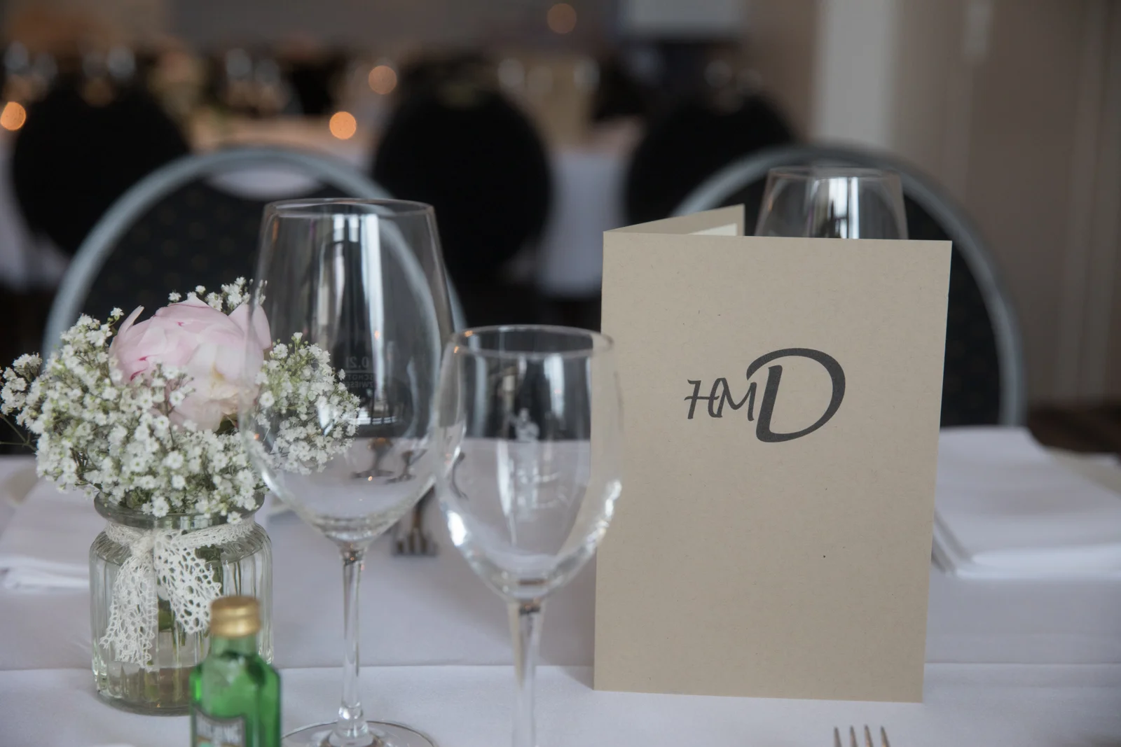 Blumenschmuck auf der Festtafel – Hochzeit von Hannah und Martin in Rellingen und Wedel
