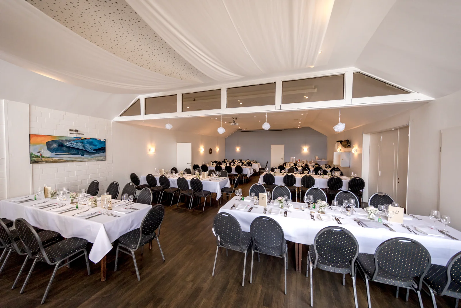 Alles ist bereit für die Feier im Strandbad Elbe 1 – Hochzeit von Hannah und Martin in Rellingen und Wedel