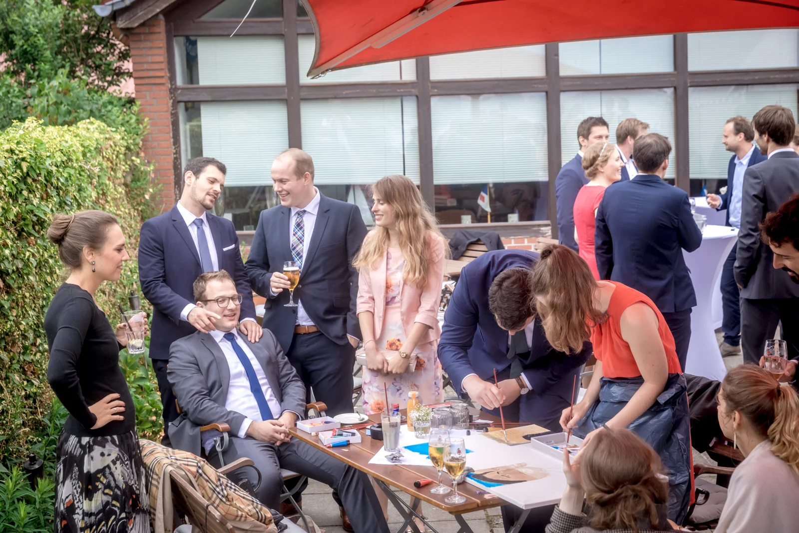 Gemeinsam entsteht ein Bild für das Brautpaar – Hochzeit von Hannah und Martin in Rellingen und Wedel