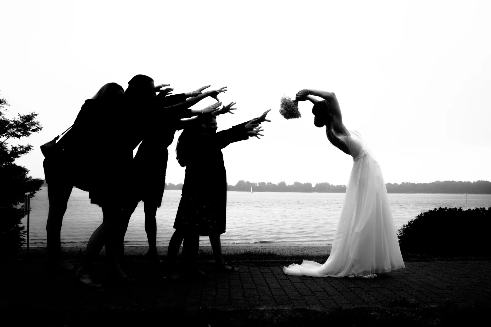 Eine spielerische Silhouette am Elbufer – Hochzeit von Hannah und Martin in Rellingen und Wedel