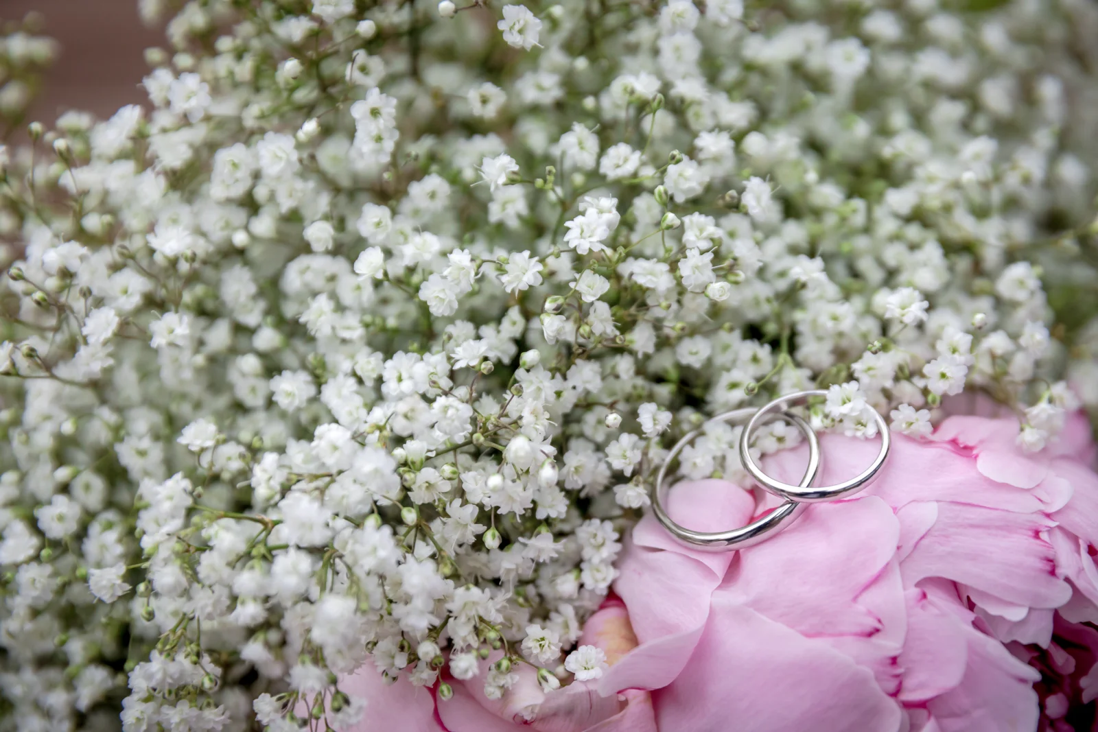 Die Eheringe auf dem Brautstrauß – Hochzeit von Hannah und Martin in Rellingen und Wedel