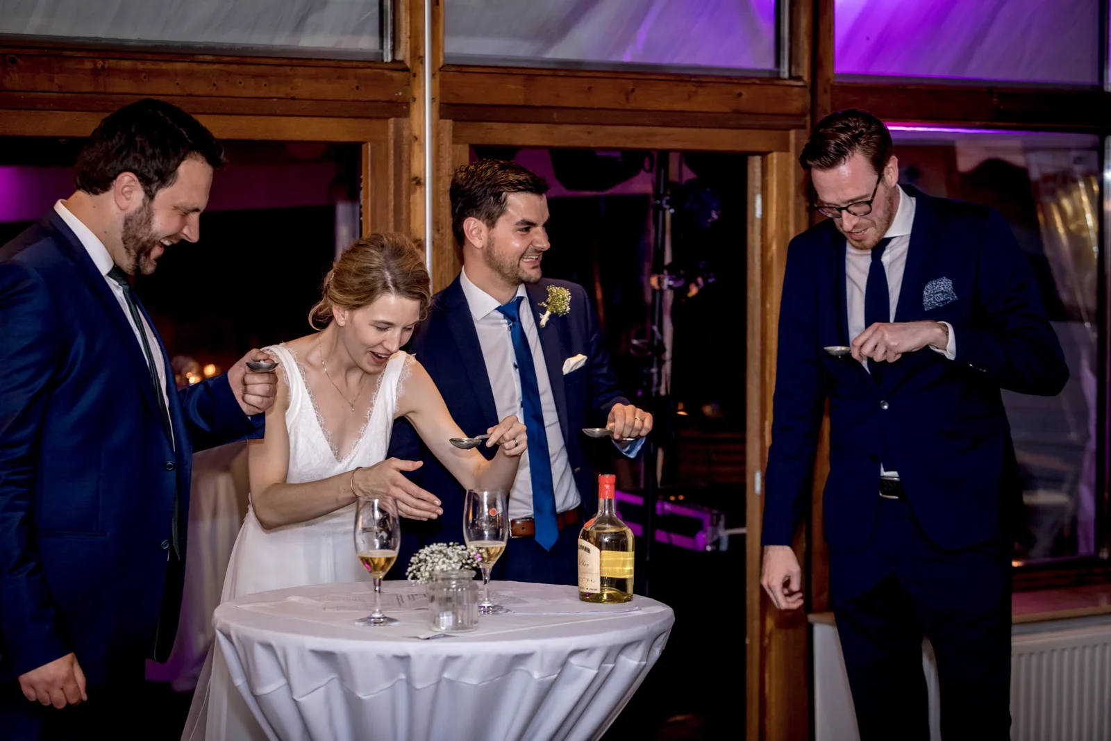 Hannah und Martin schneiden die Hochzeitstorte an – Hochzeit von Hannah und Martin in Rellingen und Wedel