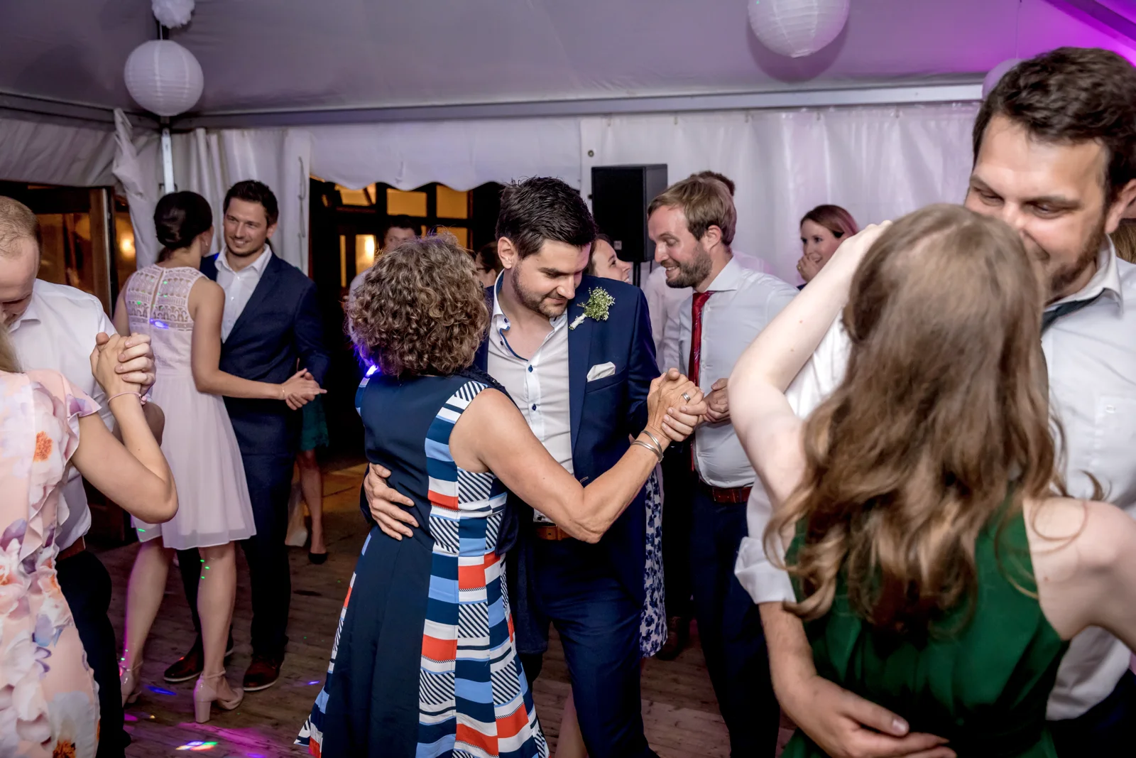 Gemeinsam auf der Tanzfläche – Hochzeit von Hannah und Martin in Rellingen und Wedel