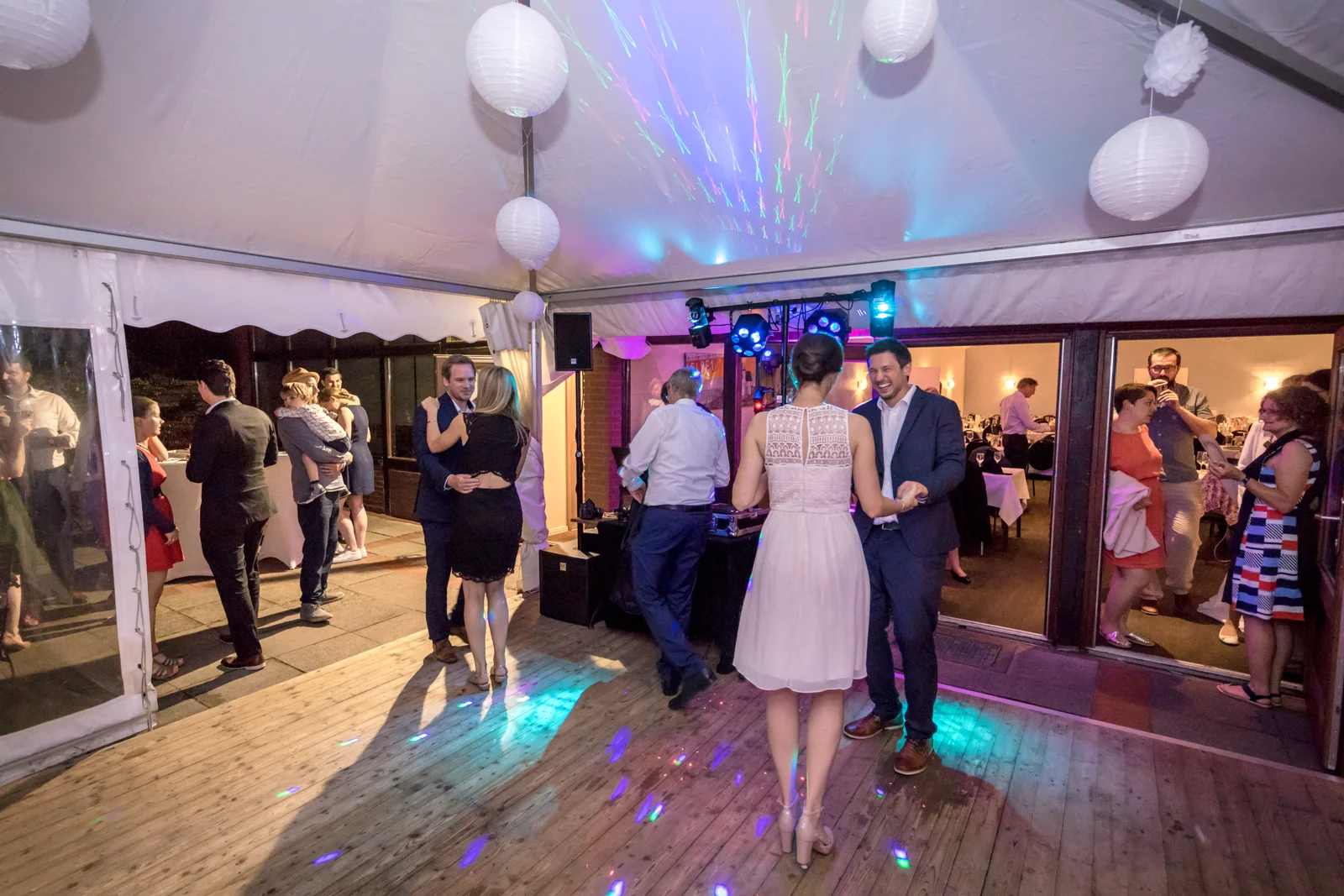 Die Feier klingt auf der Tanzfläche aus – Hochzeit von Hannah und Martin in Rellingen und Wedel