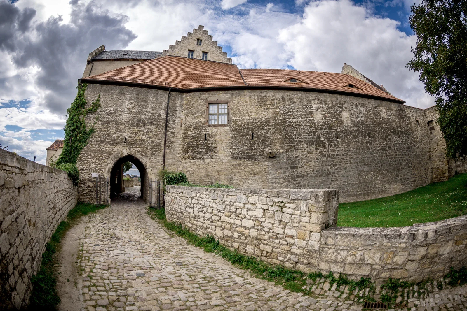 Die Burg als Kulisse für die Trauung – Hochzeit von Angela und Siggi