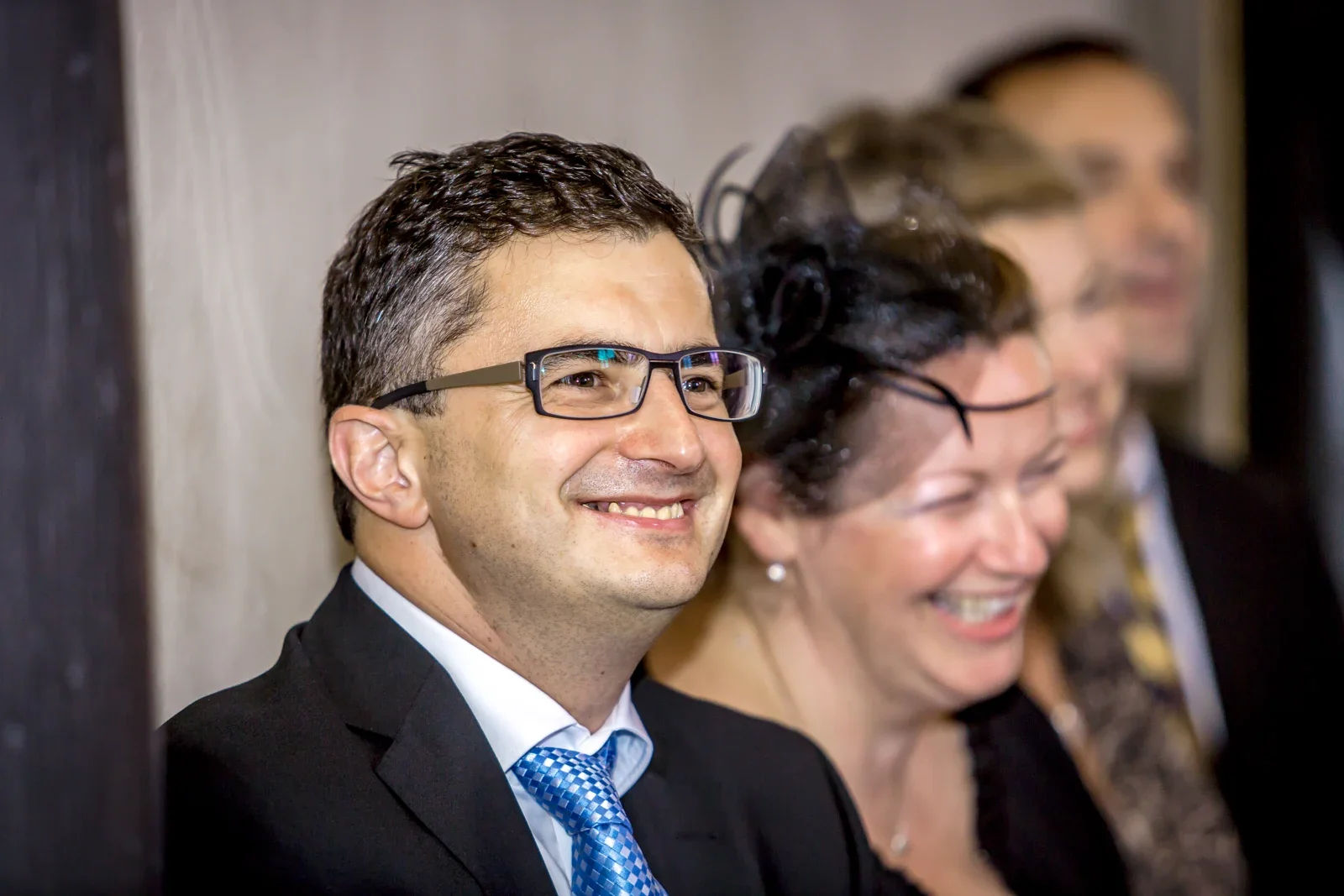 Ein Lächeln unter den Hochzeitsgästen – Hochzeit von Angela und Siggi