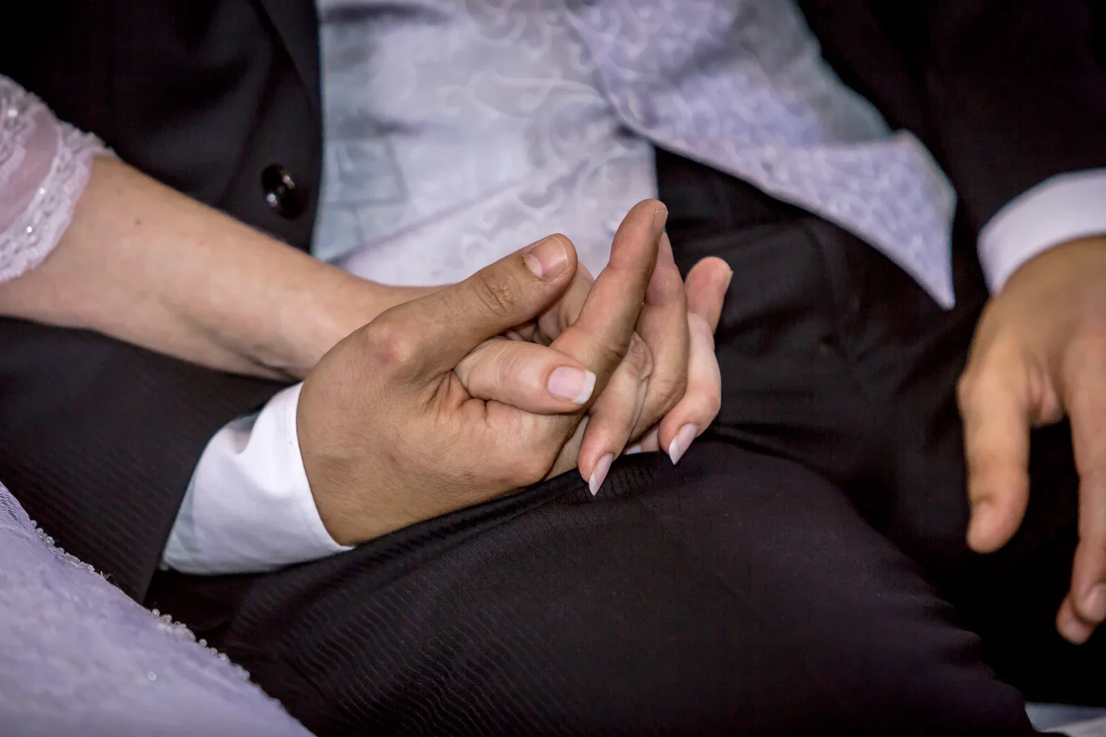 Hand in Hand während der Zeremonie – Hochzeit von Angela und Siggi