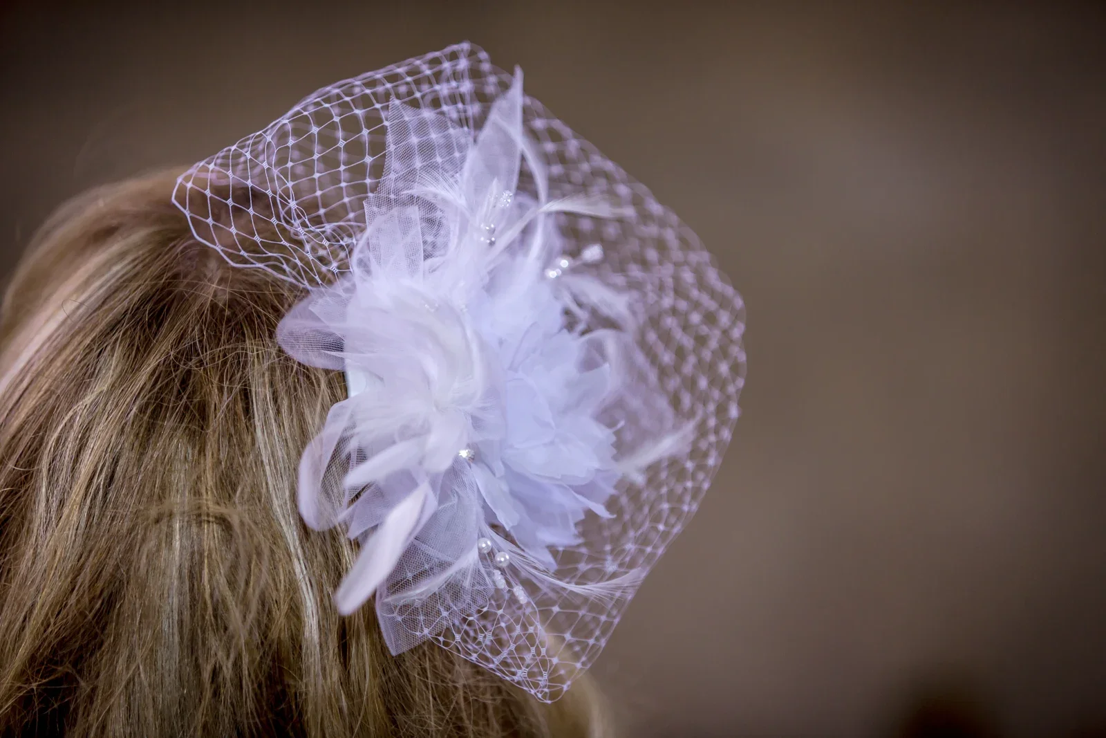 Angelas Haarschmuck mit kleinem Schleier – Hochzeit von Angela und Siggi