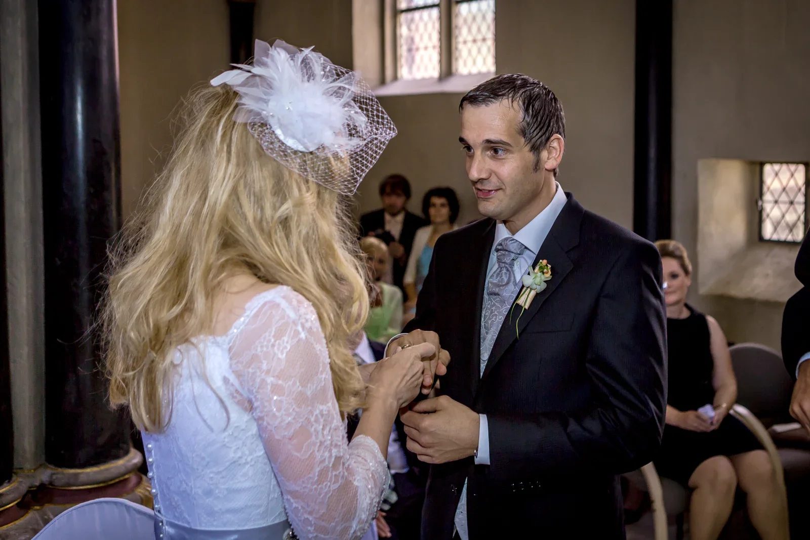 Angela und Siggi mit ihren Eheringen – Hochzeit von Angela und Siggi