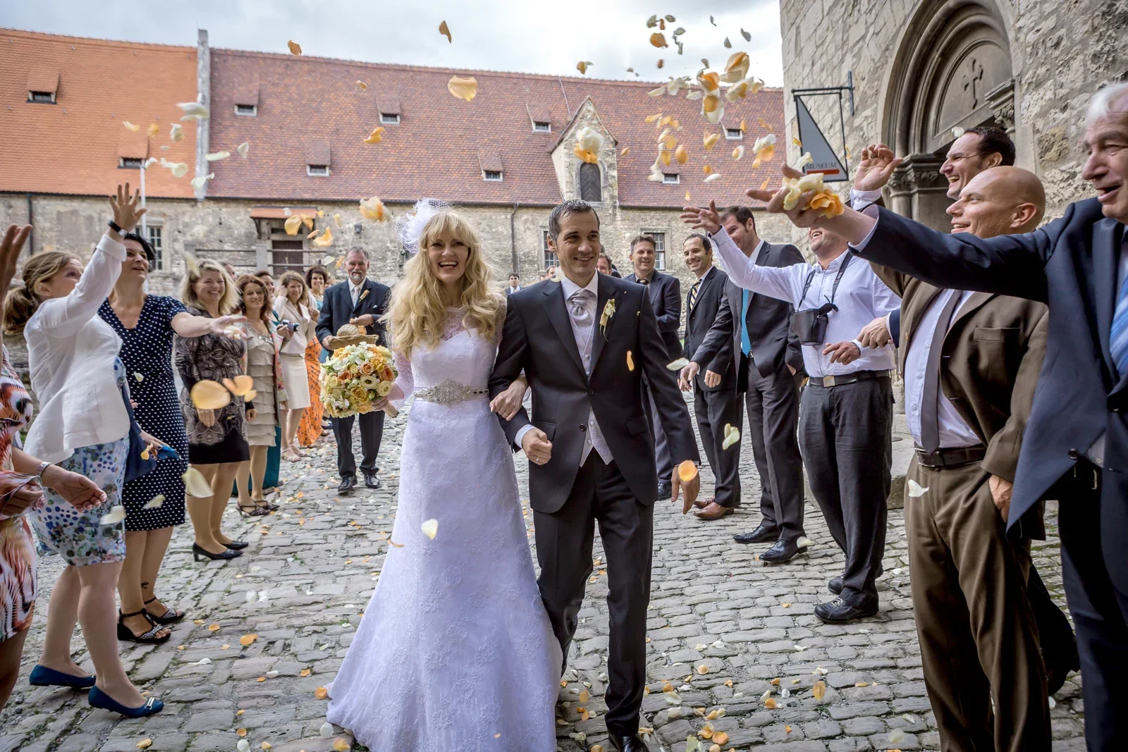 Blütenblätter zum Empfang vor der Kirche – Hochzeit von Angela und Siggi