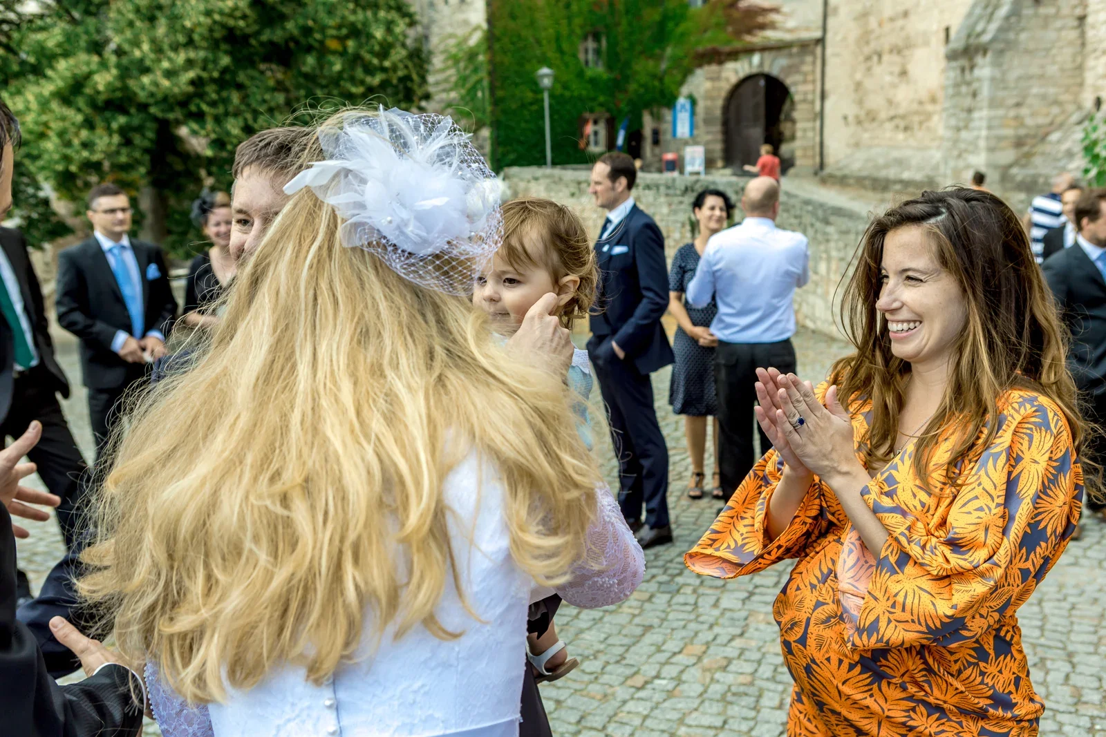 Glückwünsche im Burghof – Hochzeit von Angela und Siggi