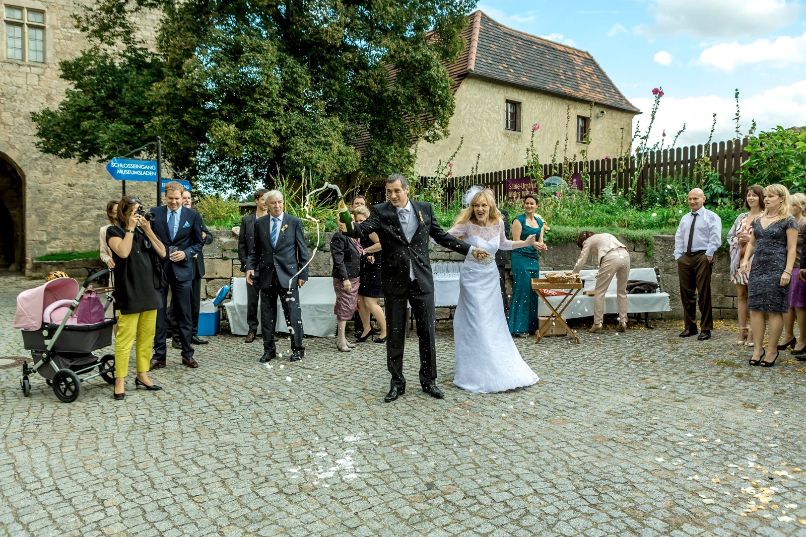 Gemeinsam mit den Gästen vor der Burg – Hochzeit von Angela und Siggi