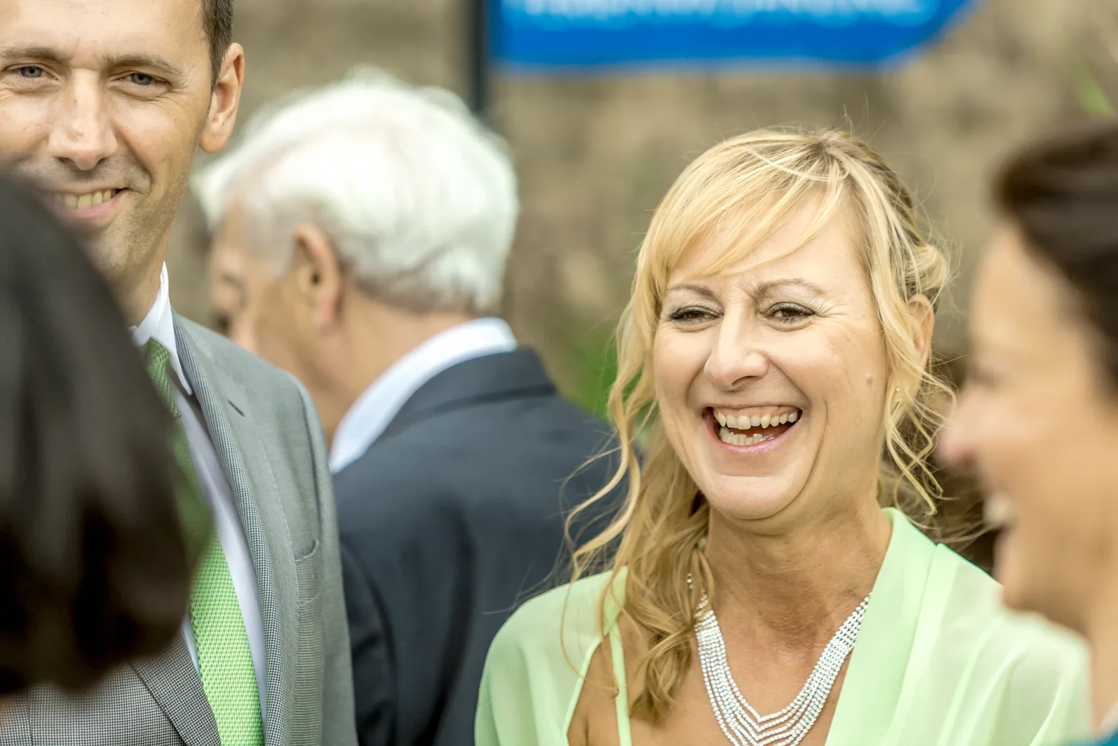 Lachen beim Empfang nach der Trauung – Hochzeit von Angela und Siggi