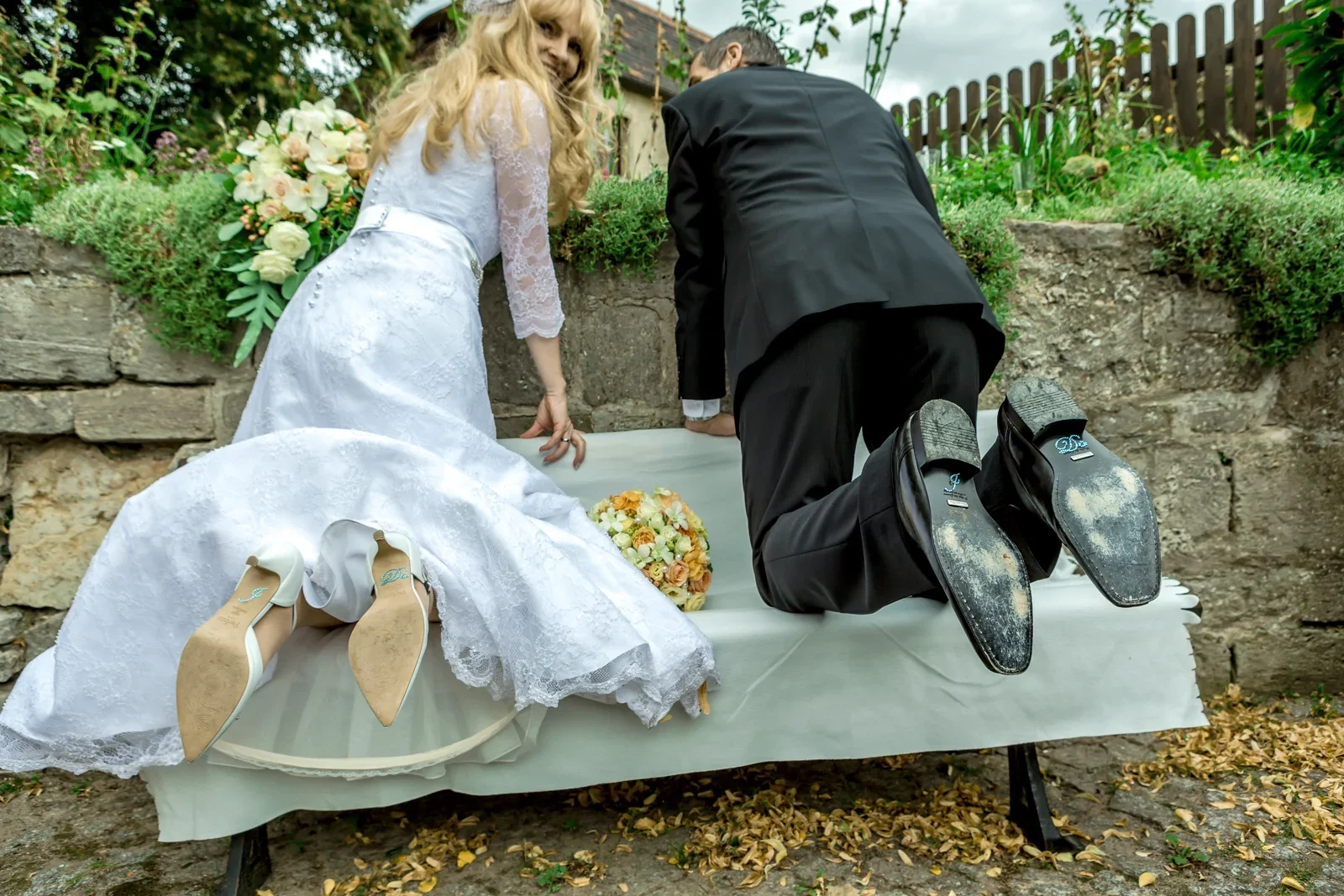 Ein gemeinsamer Sprung von der Bank – Hochzeit von Angela und Siggi