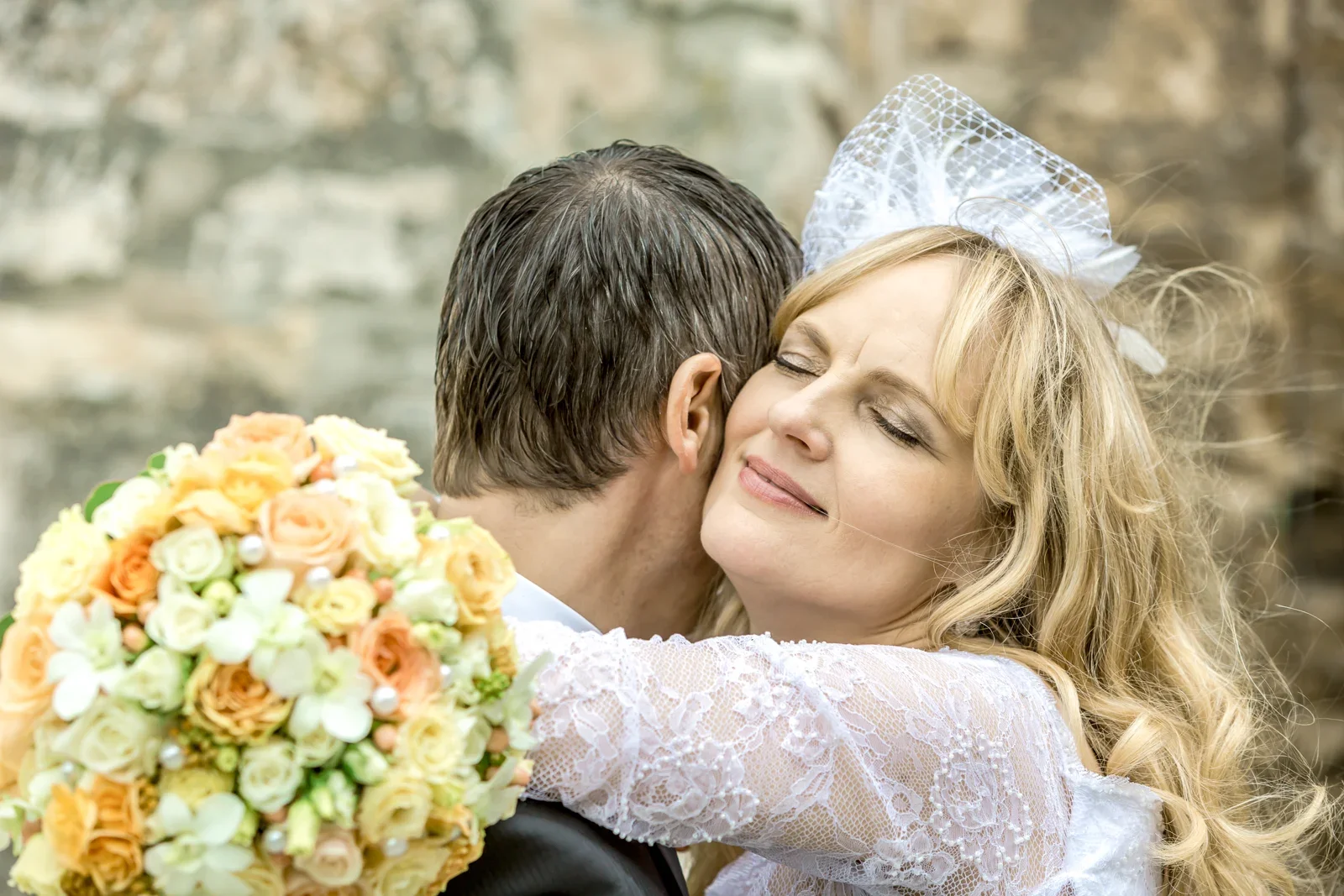 Angela schmiegt sich an Siggi – Hochzeit von Angela und Siggi