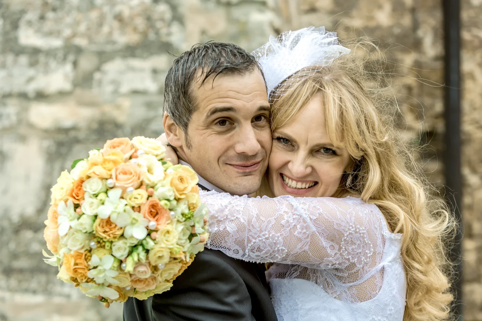 Ein vertrauter Moment mit dem Brautstrauß – Hochzeit von Angela und Siggi