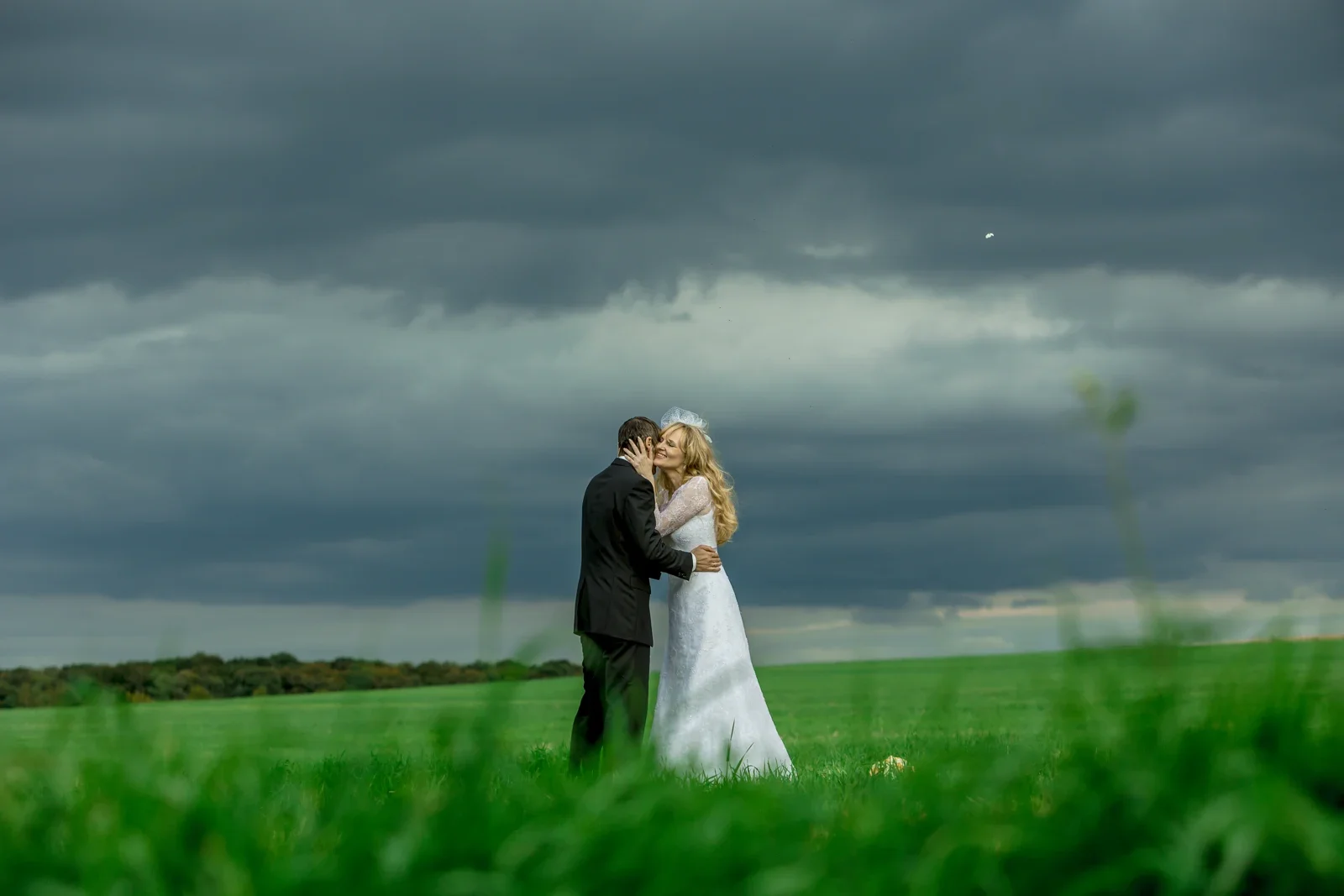 Zu zweit im weiten Grün – Hochzeit von Angela und Siggi