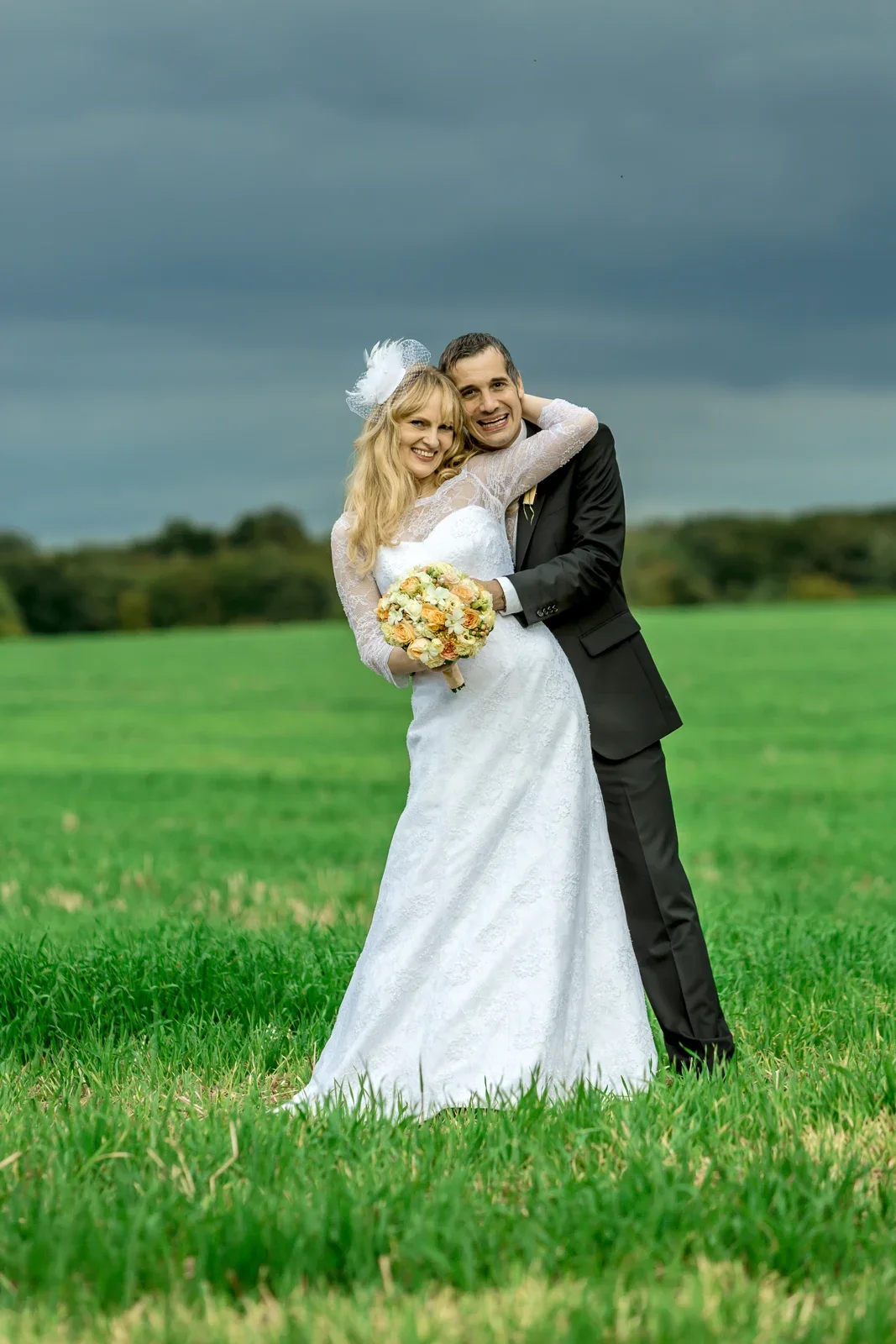 Nah beieinander auf der Wiese – Hochzeit von Angela und Siggi