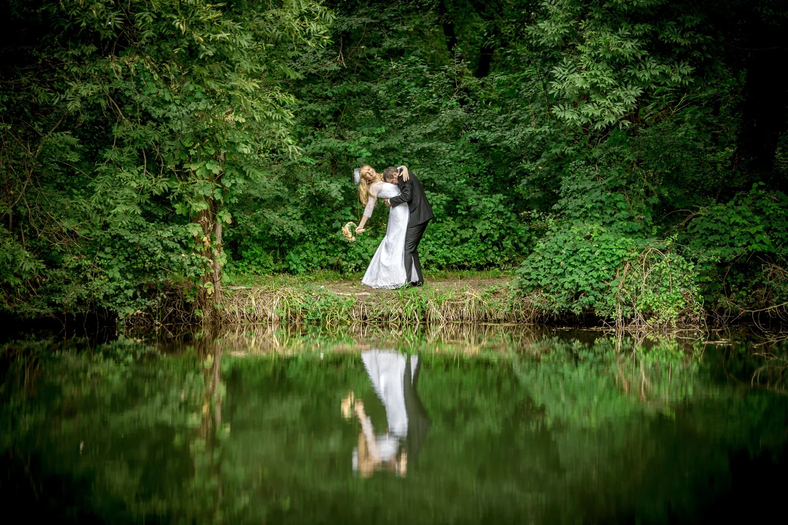 Angela und Siggi spiegeln sich im Wasser – Hochzeit von Angela und Siggi