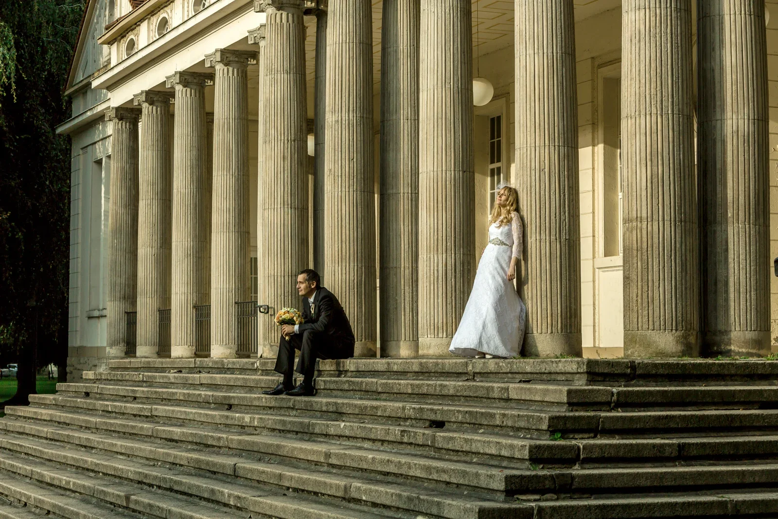 Ein Paarbild zwischen den großen Säulen – Hochzeit von Angela und Siggi